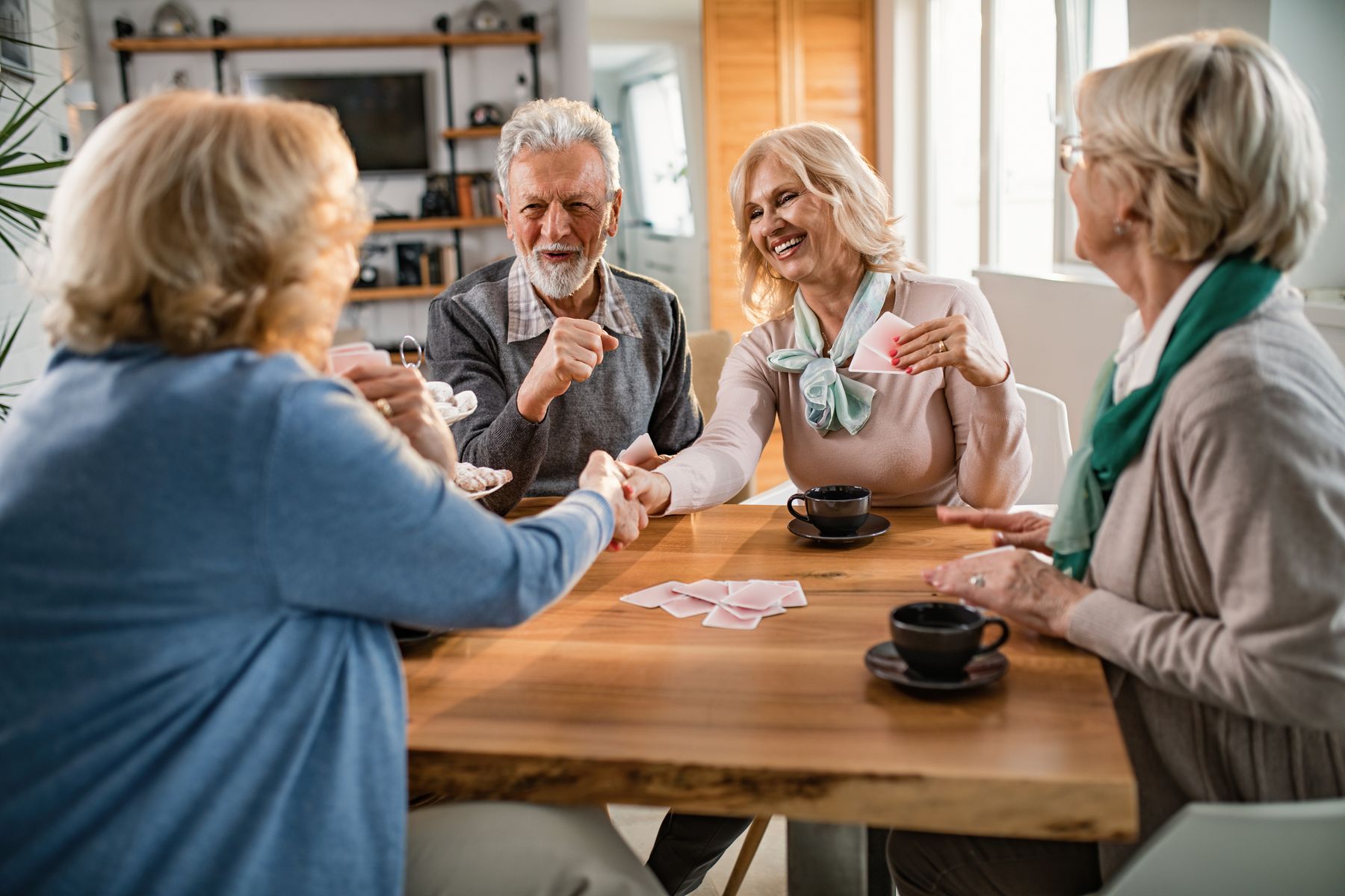 groupe de seniors en EHPAD participant à une activité