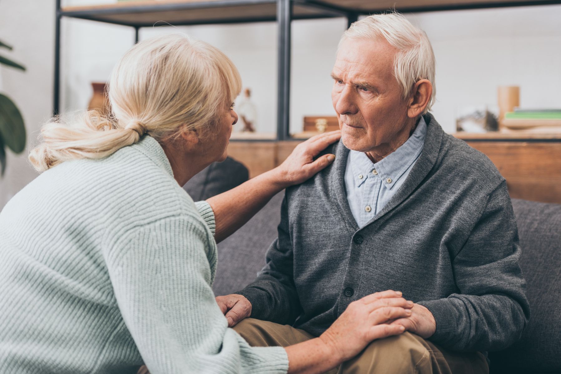 Senior désorienté aidé par un proche