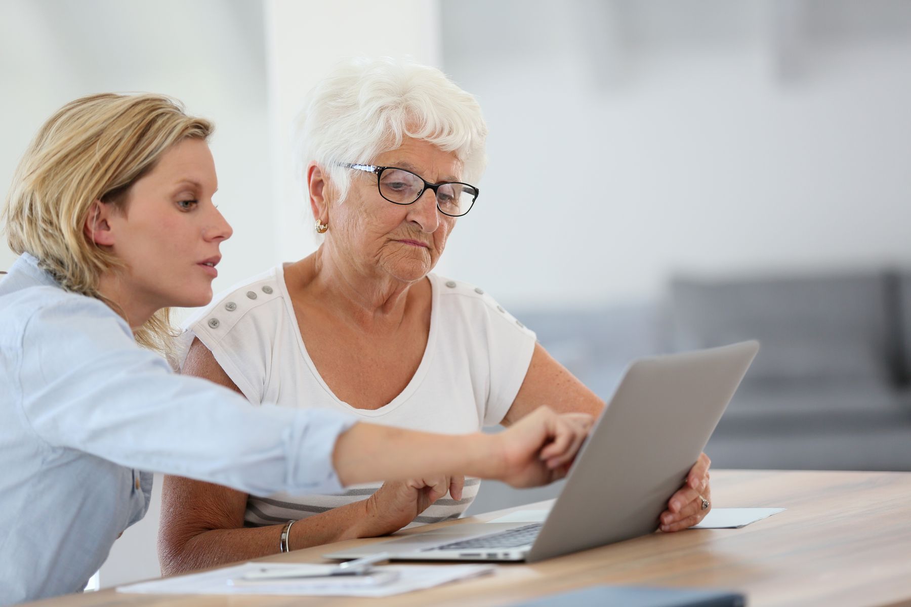 Femme senior et son aidant effectuant les démarches pour salarier l'aidant