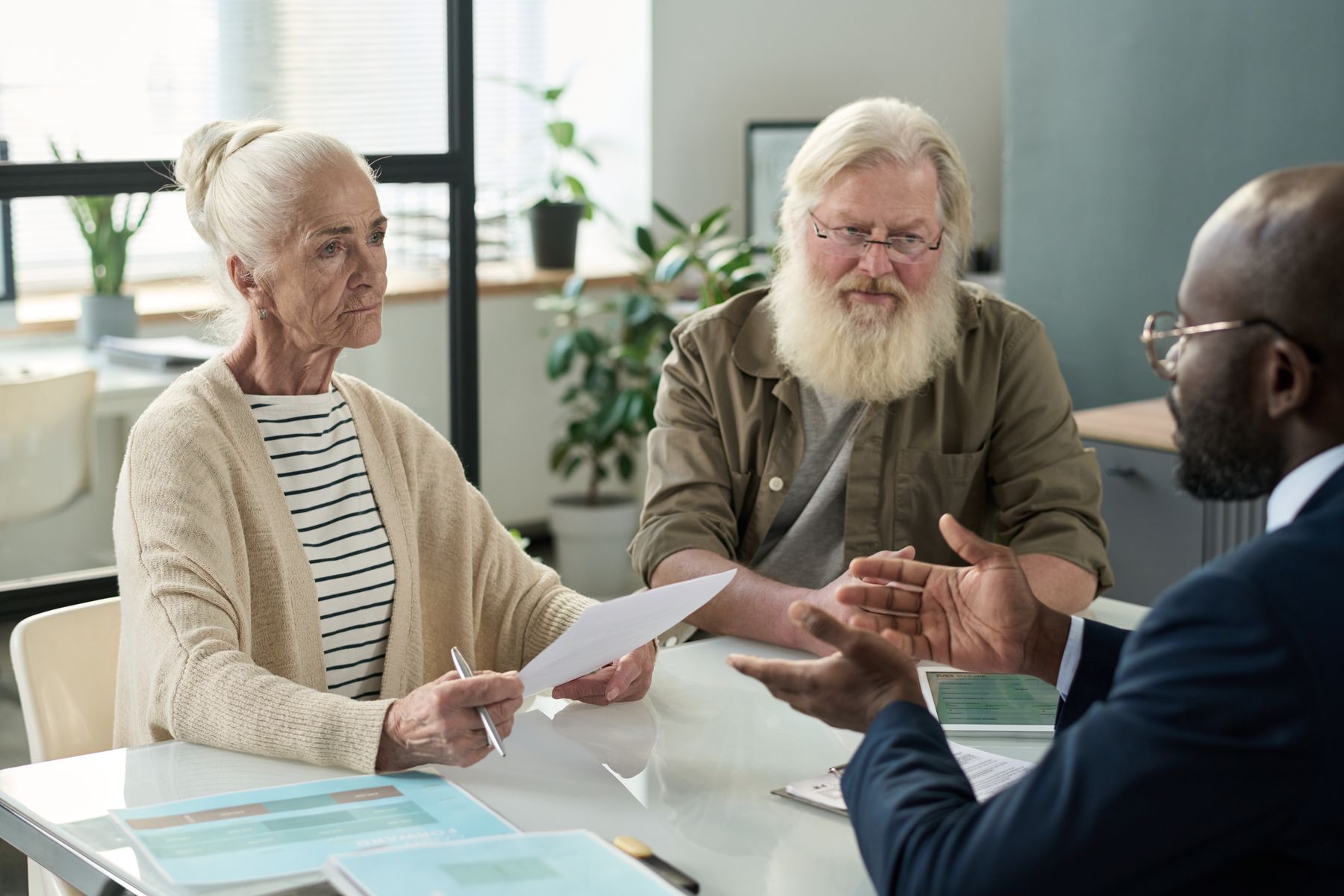 couple de seniors qui évalue le coût de la location en résidence senior