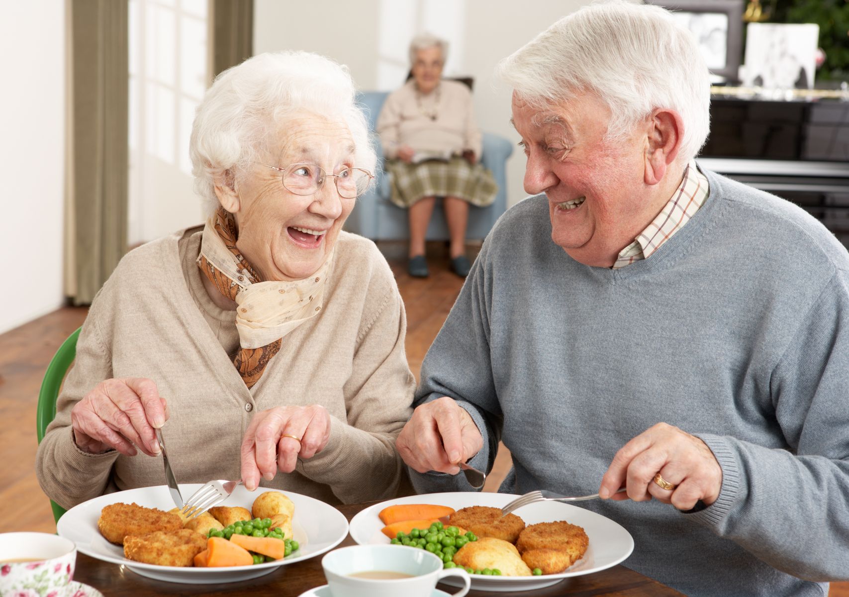 Deux résidents qui bénéficient de repas plus appétissants en EHPAD
