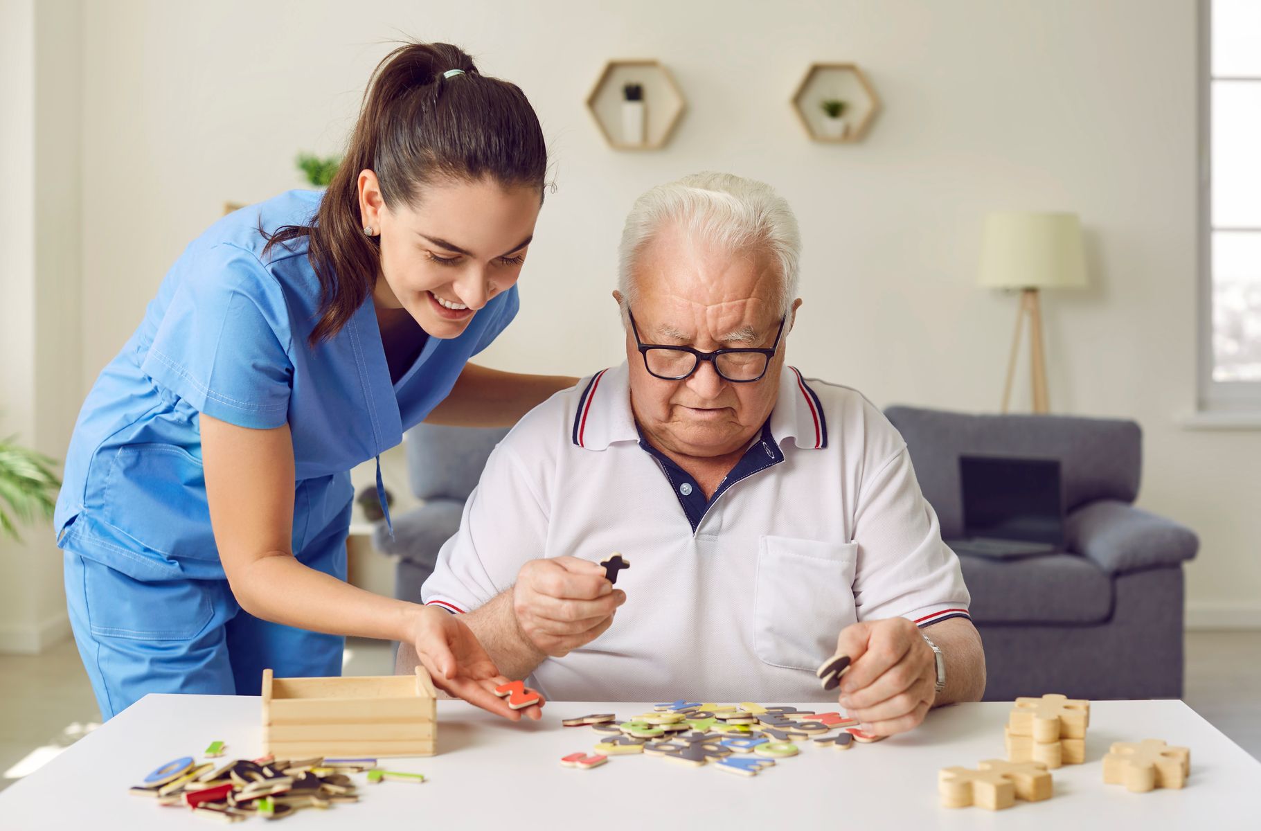 5 solutions pour confier une personne Alzheimer pour quelques heures