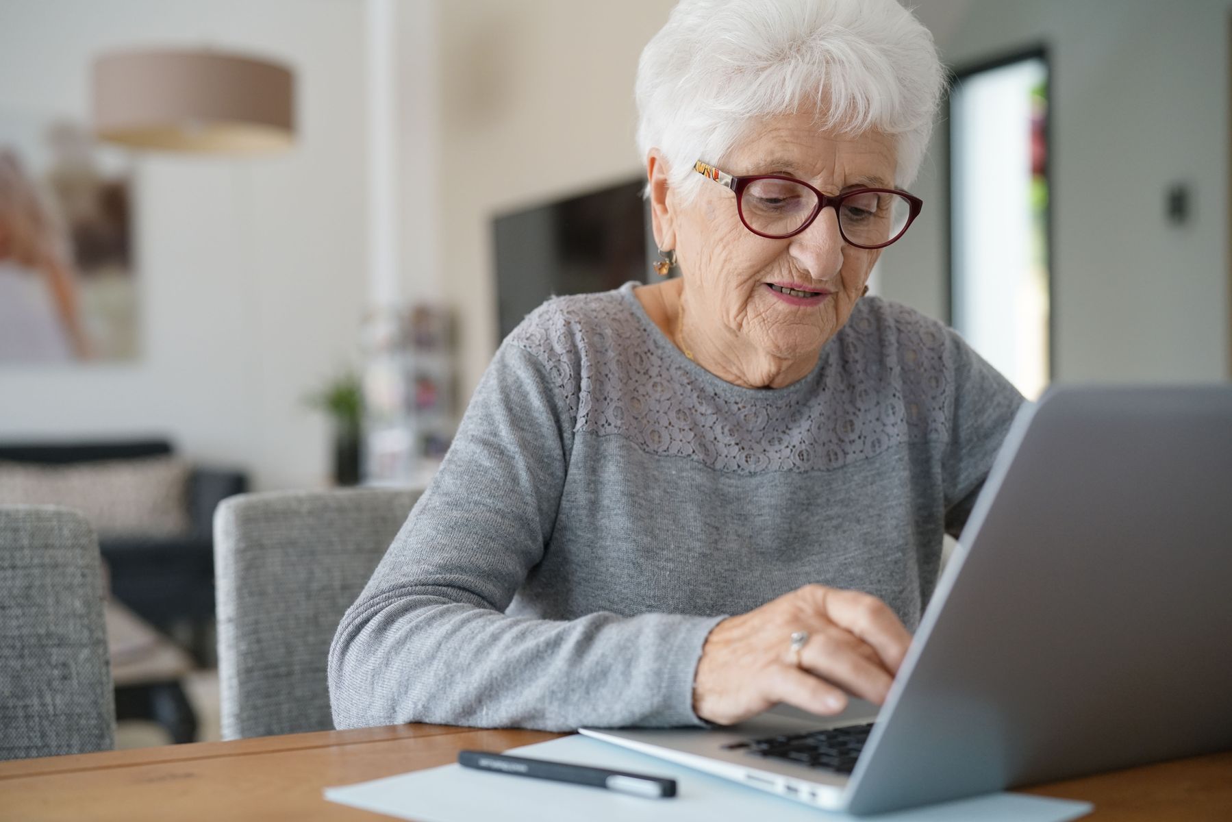 Senior qui se renseigne sur ce qu'est un EHPAD