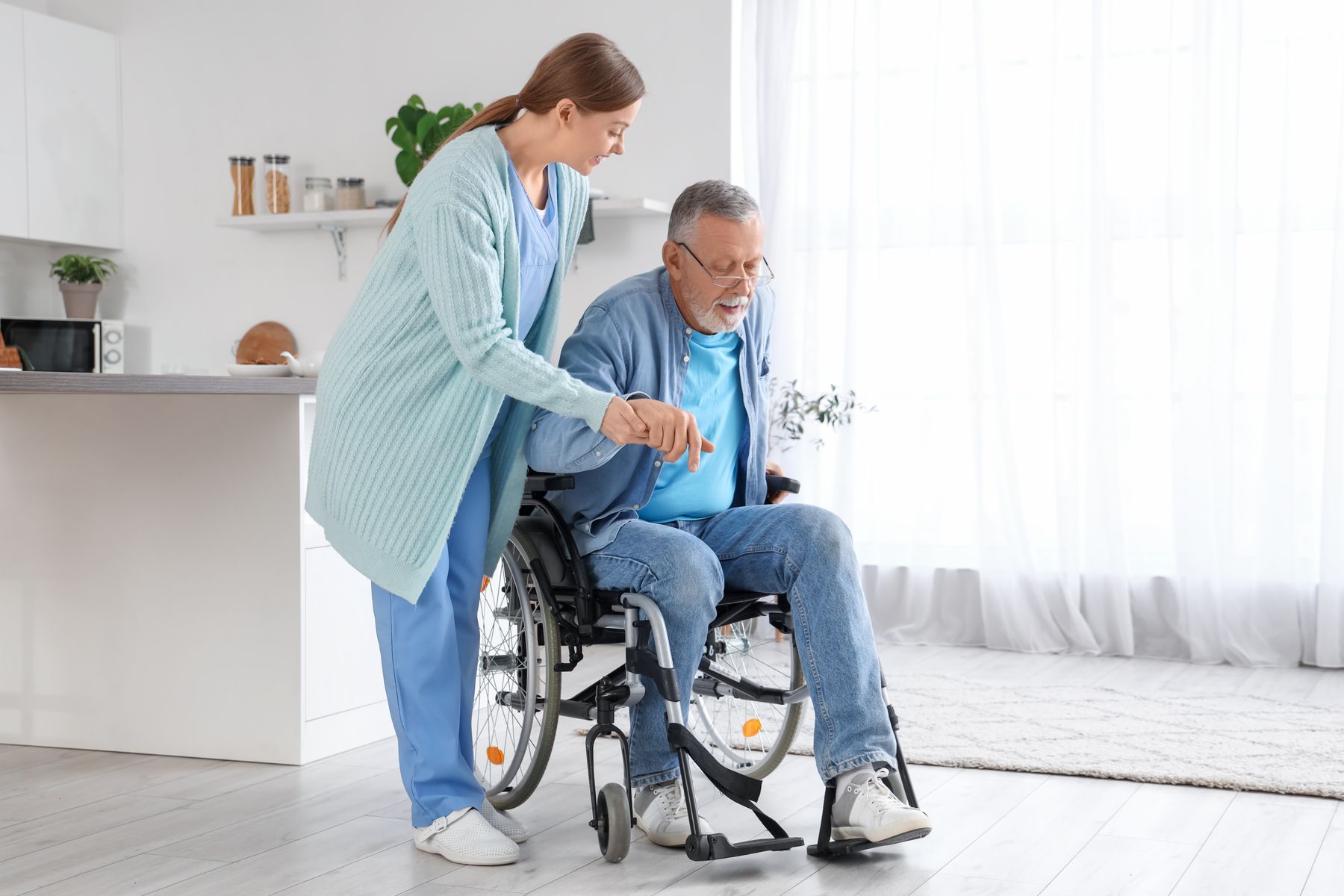 Senior qui bénéficie de soins infirmiers à domicile (SIAD), en attendant un placement en maison de retraite