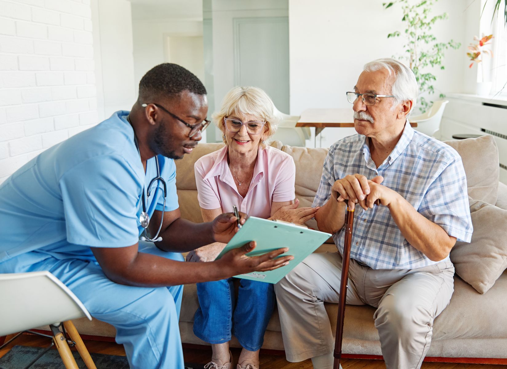 Couple de seniors qui évalue la qualité des soins fournis aux résidents en EHPAD