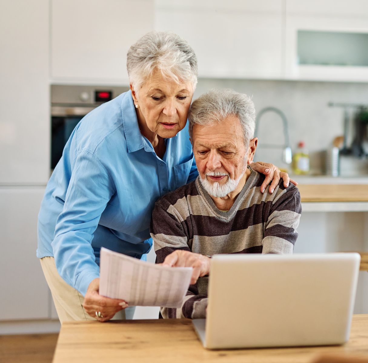 Couple de seniors qui déclare les frais d‘EHPAD aux impôts pour profiter de la réduction d’impôt