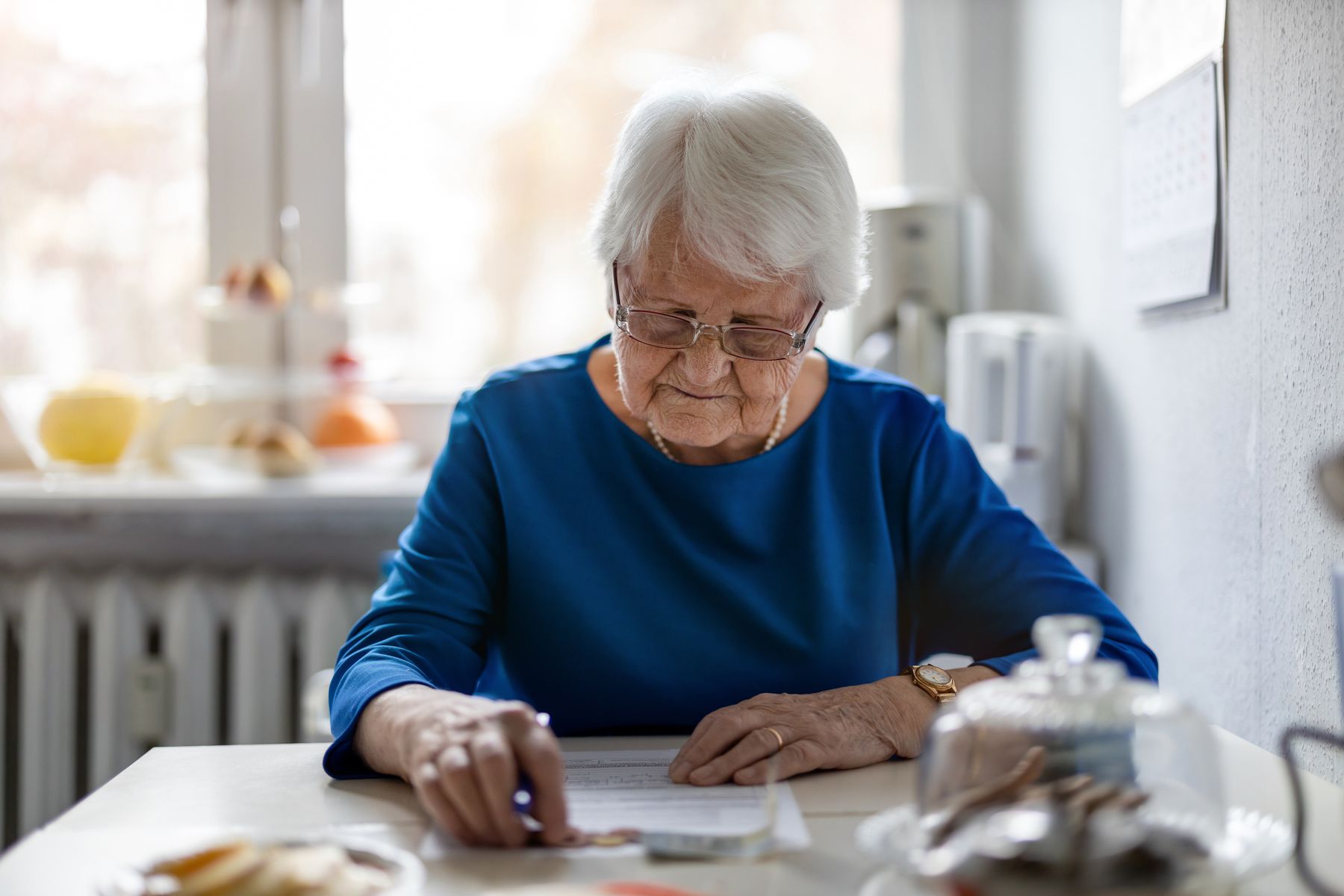 Senior qui cumule les aides de la CAF avec d'autres allocations