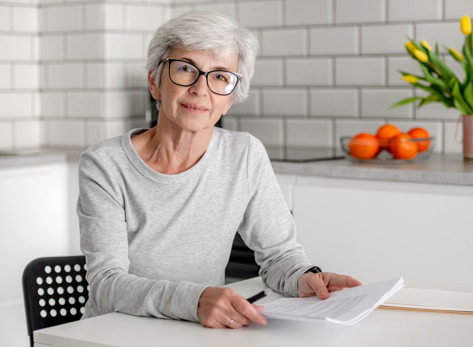 Femme senior qui va fournir son justificatif de domicile pour confirmer son adresse