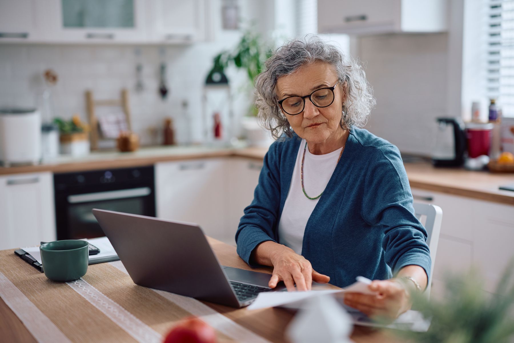 Senior sous tutelle qui finance son hébergement