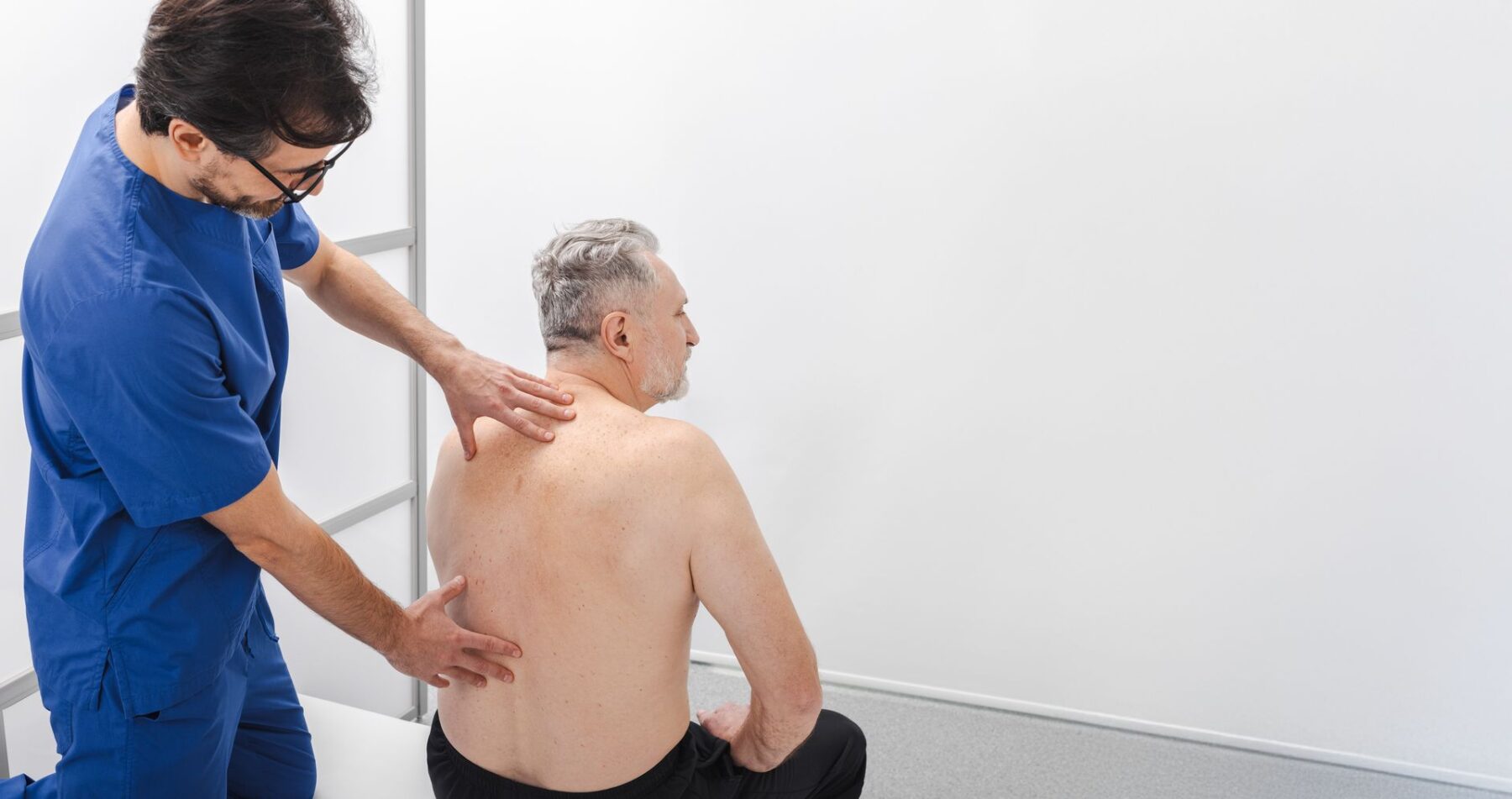 Senior qui évalue son risque d'escarres