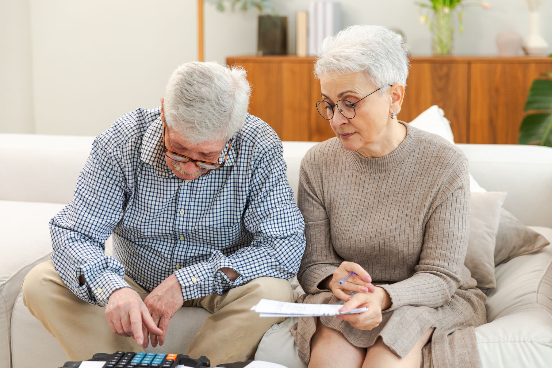Couple de seniors en EHPAD qui calcule la réduction d'impôts dont ils bénéficient