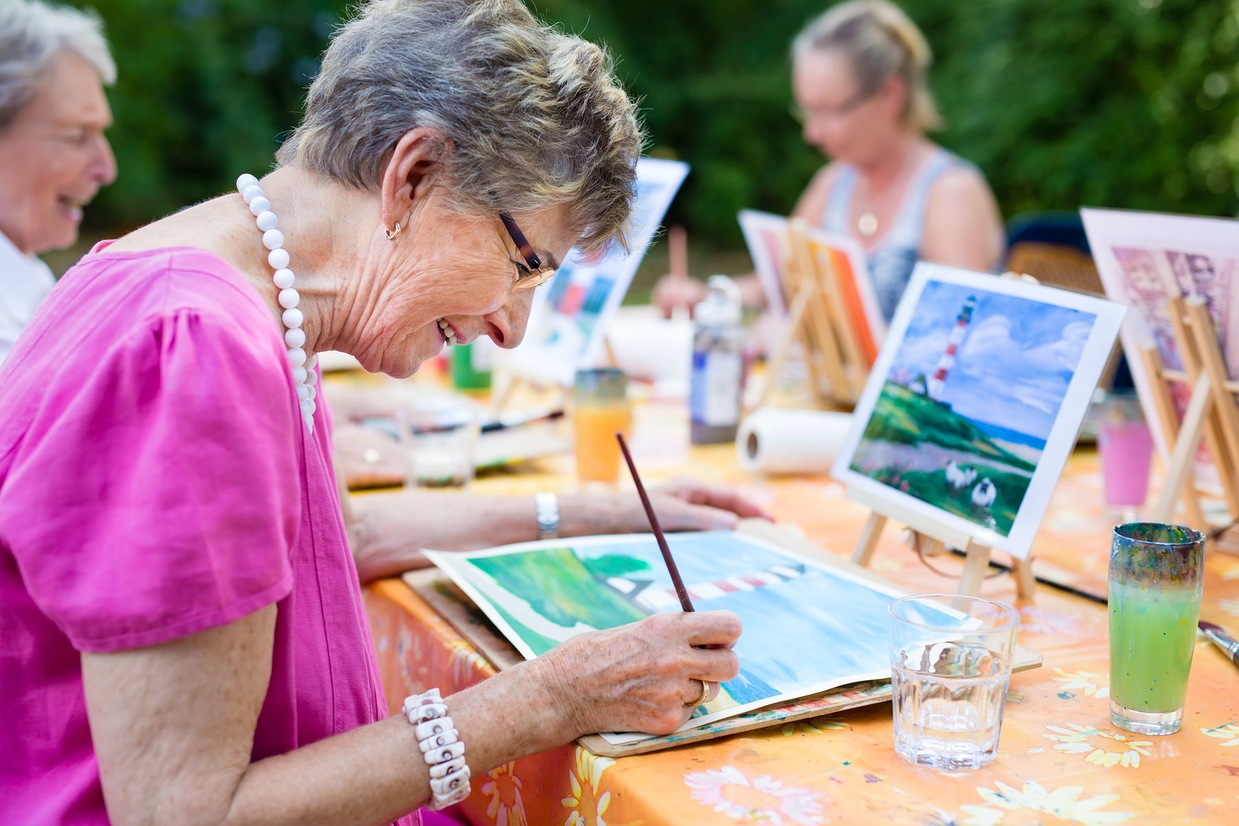 Senior pendant un atelier d’art-thérapie au sein d'une unité Alzheimer