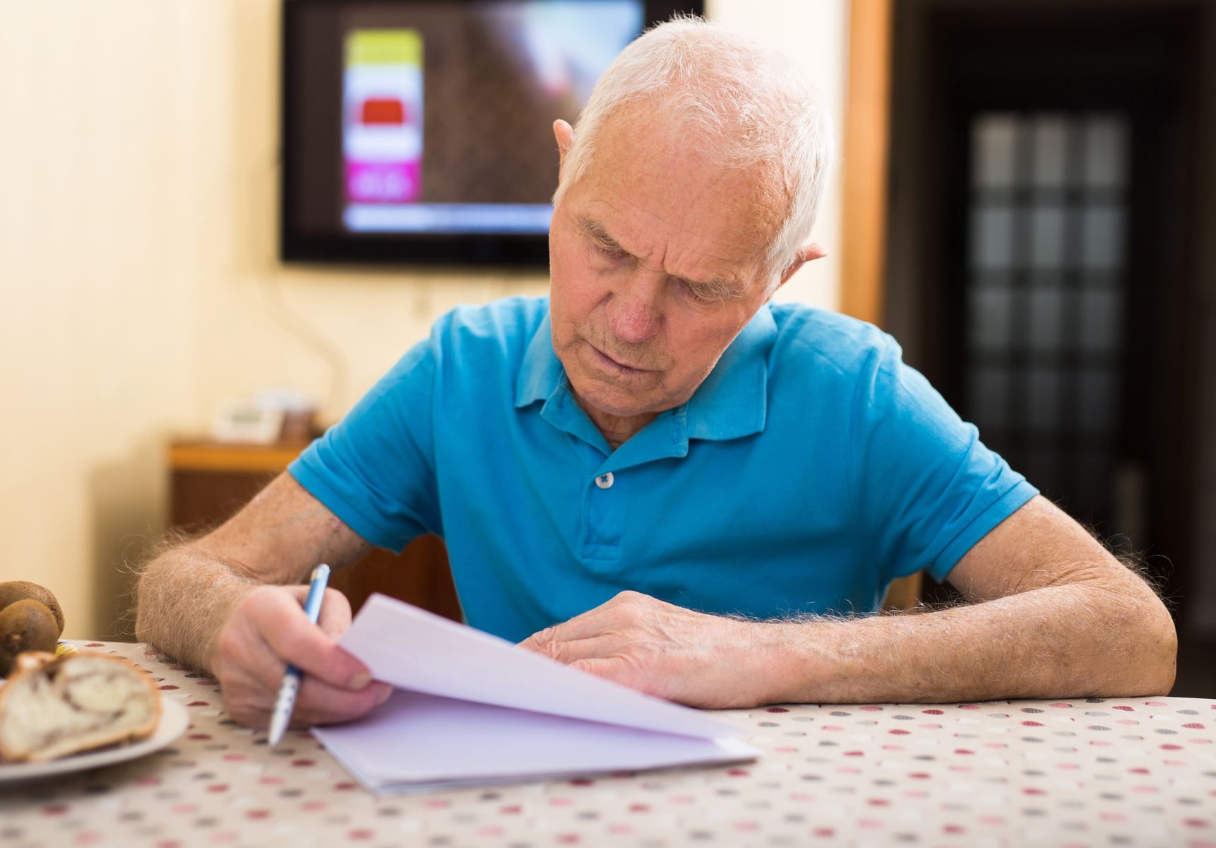 Senior propriétaire d'une maison qui s'informe sur les conséquences de son passage en EHPAD