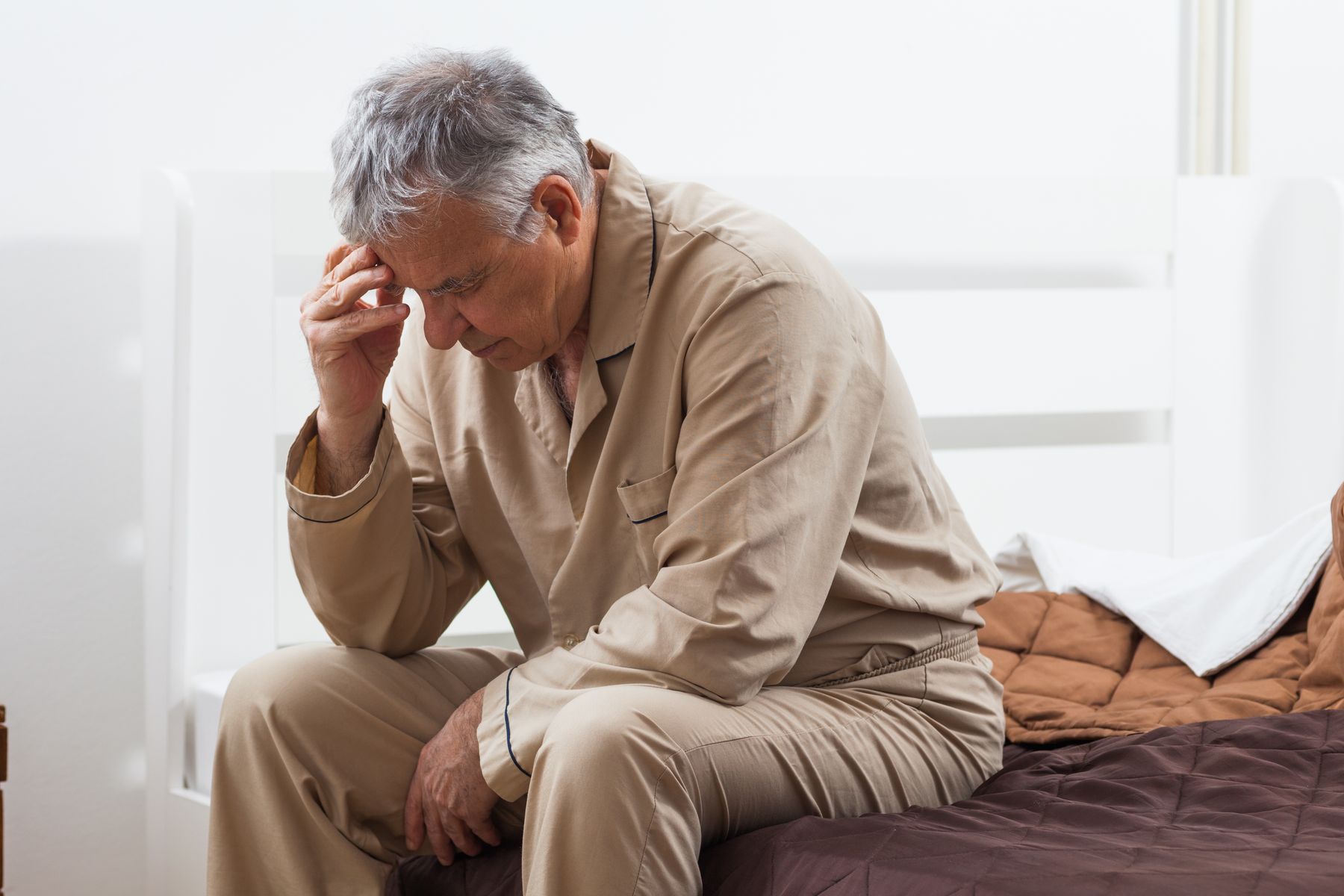 Senior qui a des nuits perturbées et a besoin d'une garde de nuit