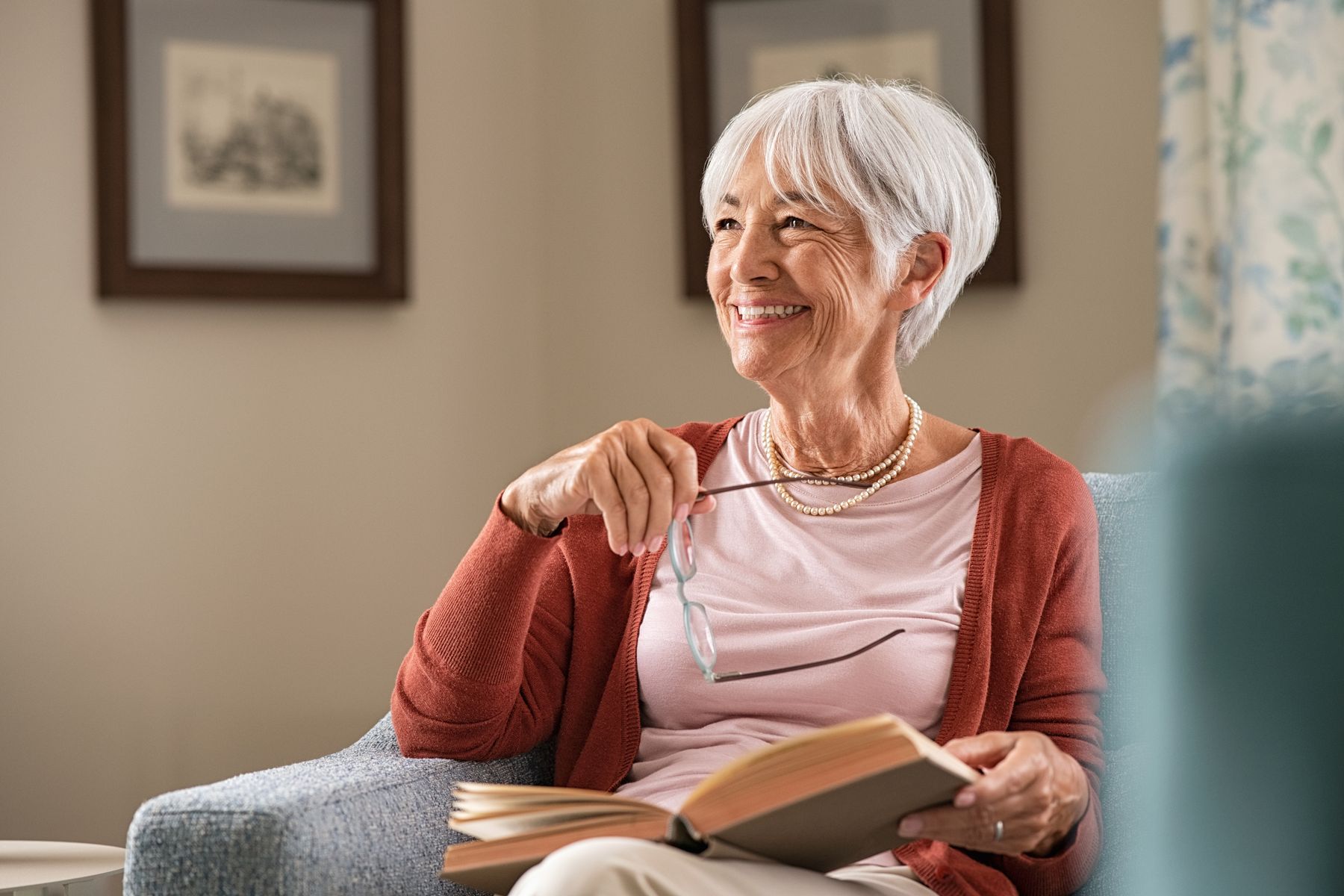 Senior vivant dans une résidence services seniors