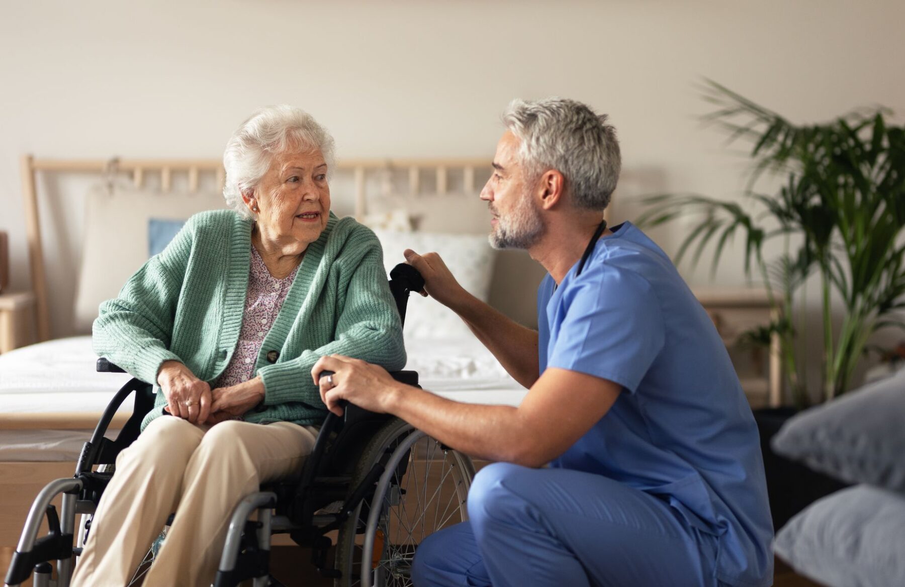 Seniors en SSR suivant une rééducation et une réinsertion afin de faciliter le retour à domicile