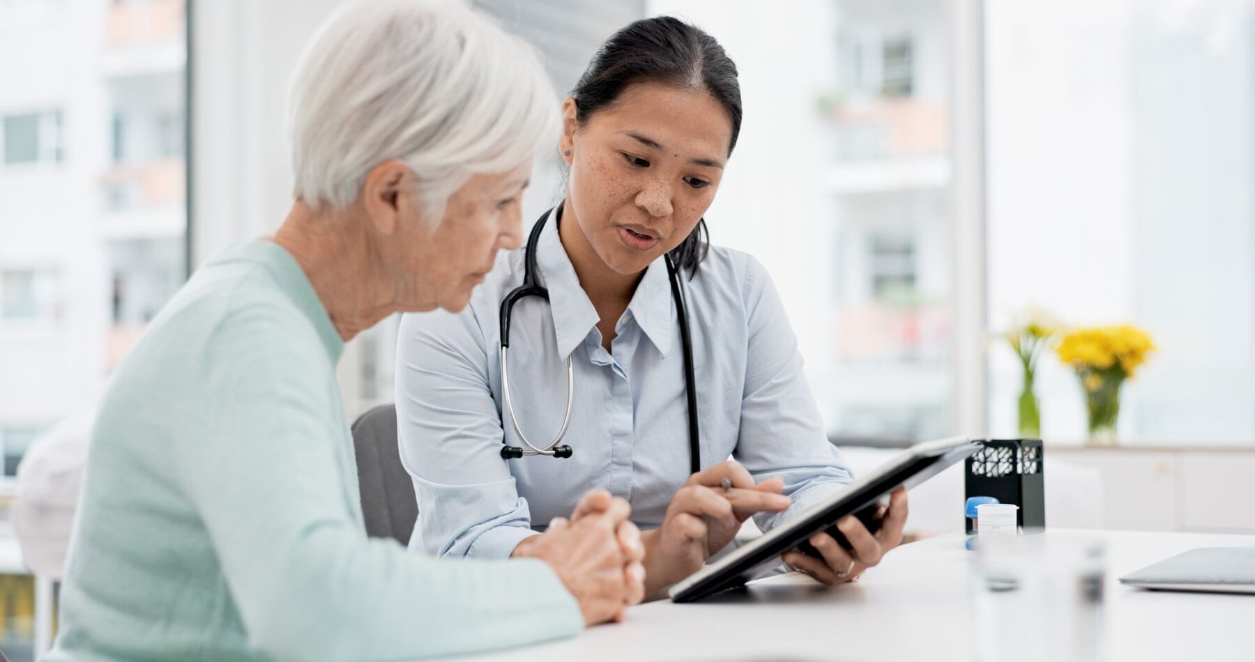 Senior qui obtient une dérogation grâce à un médecin coordinateur d'EHPAD