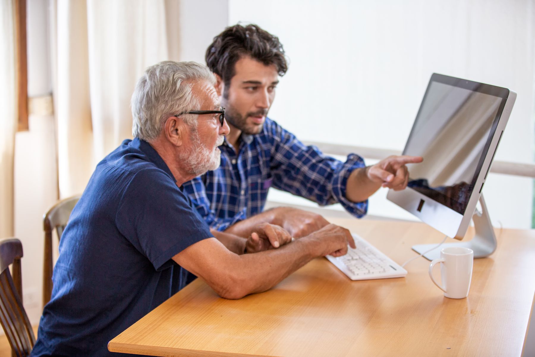 Senior et son fils qui découvrent le plafond de ressources pour toucher l’ASPA