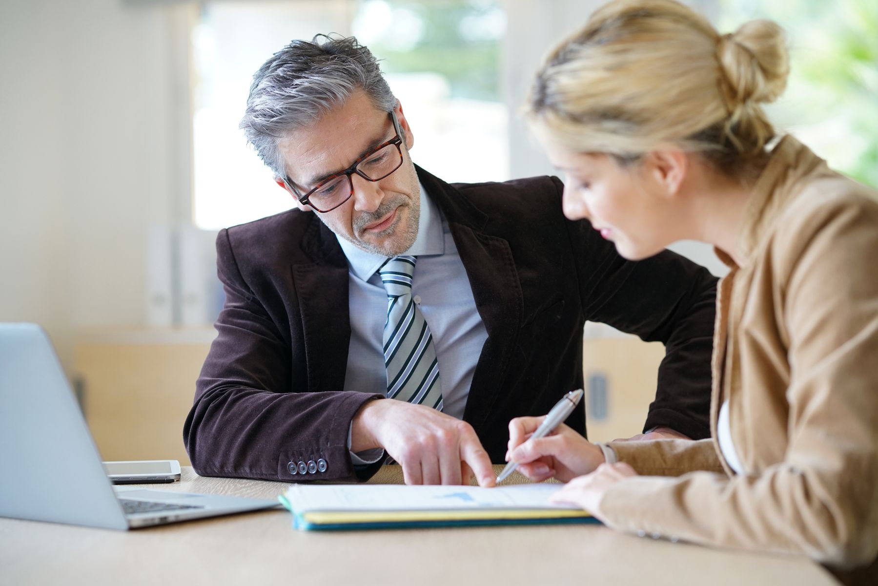 Femme signant le refus de succession avec un notaire