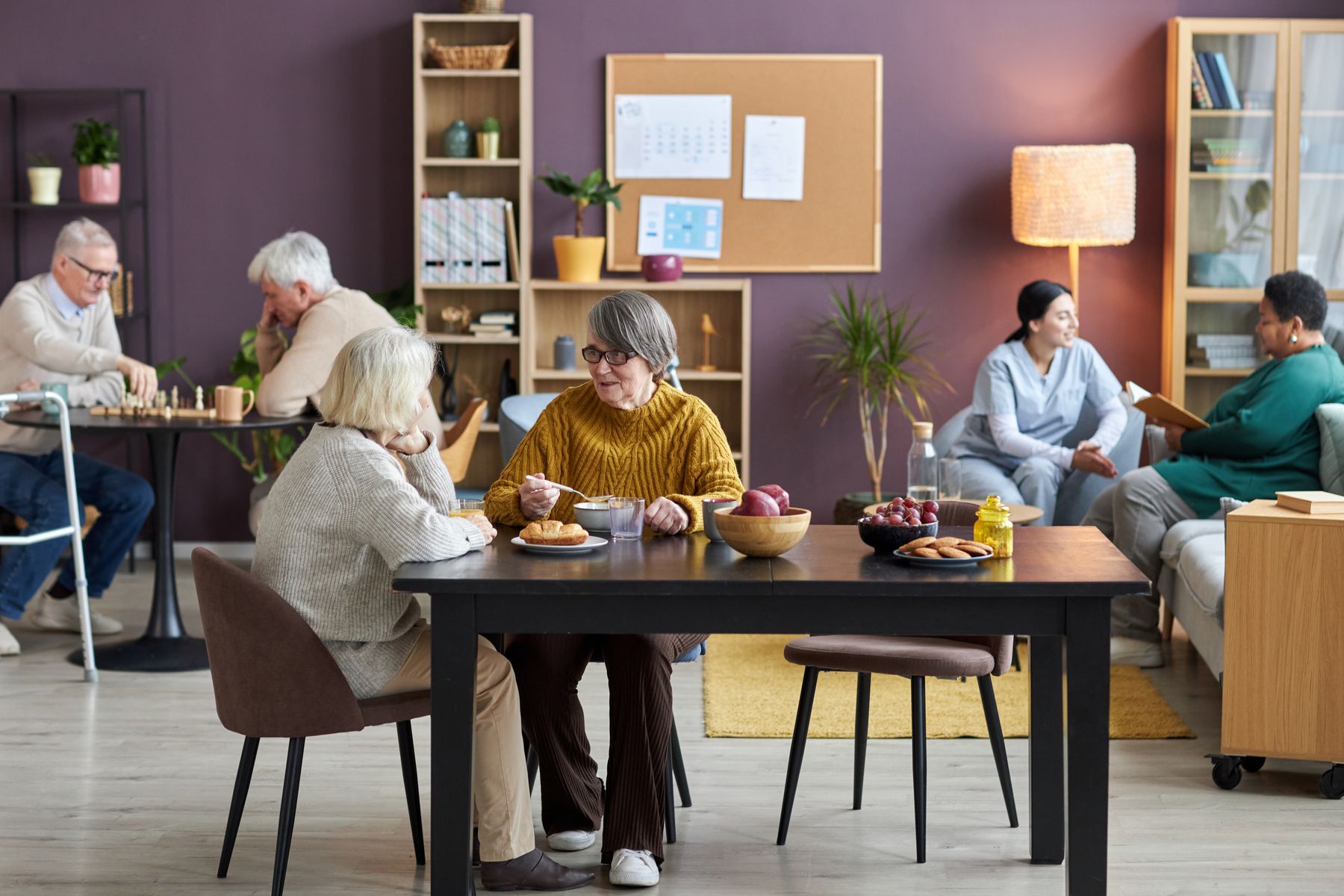 Groupe de seniors en colocation / habitat partagé