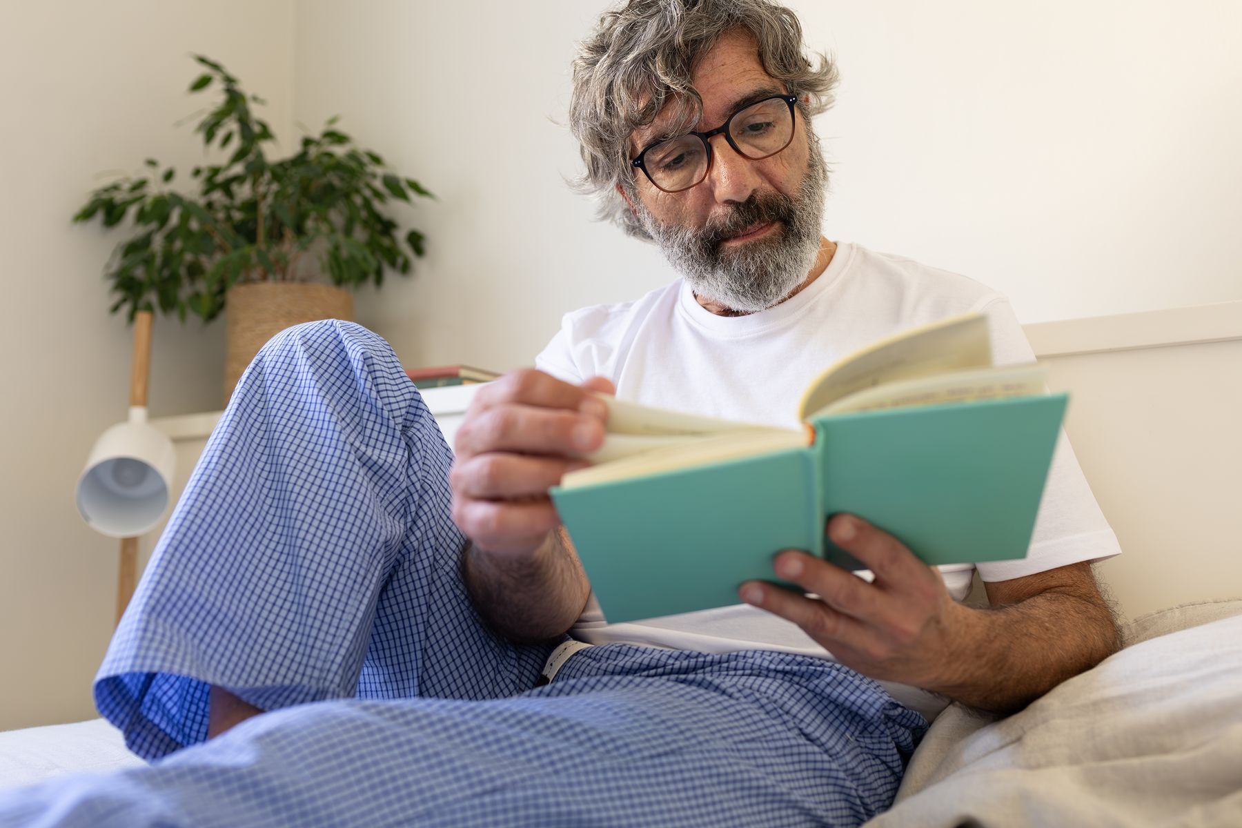 Aidant qui prend une pause dans la journée pour lire