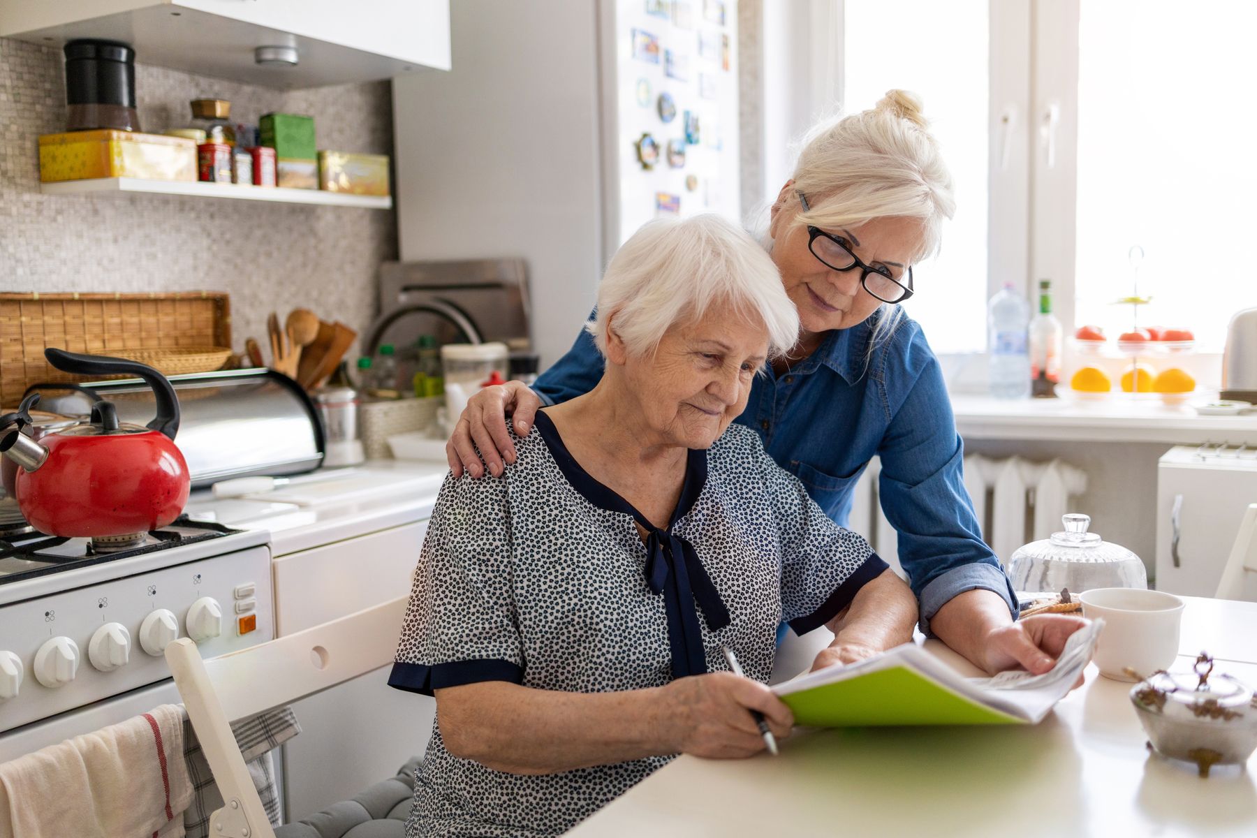 Aidante avec sa proche qui relève des signes de la maladie d'Alzheimer
