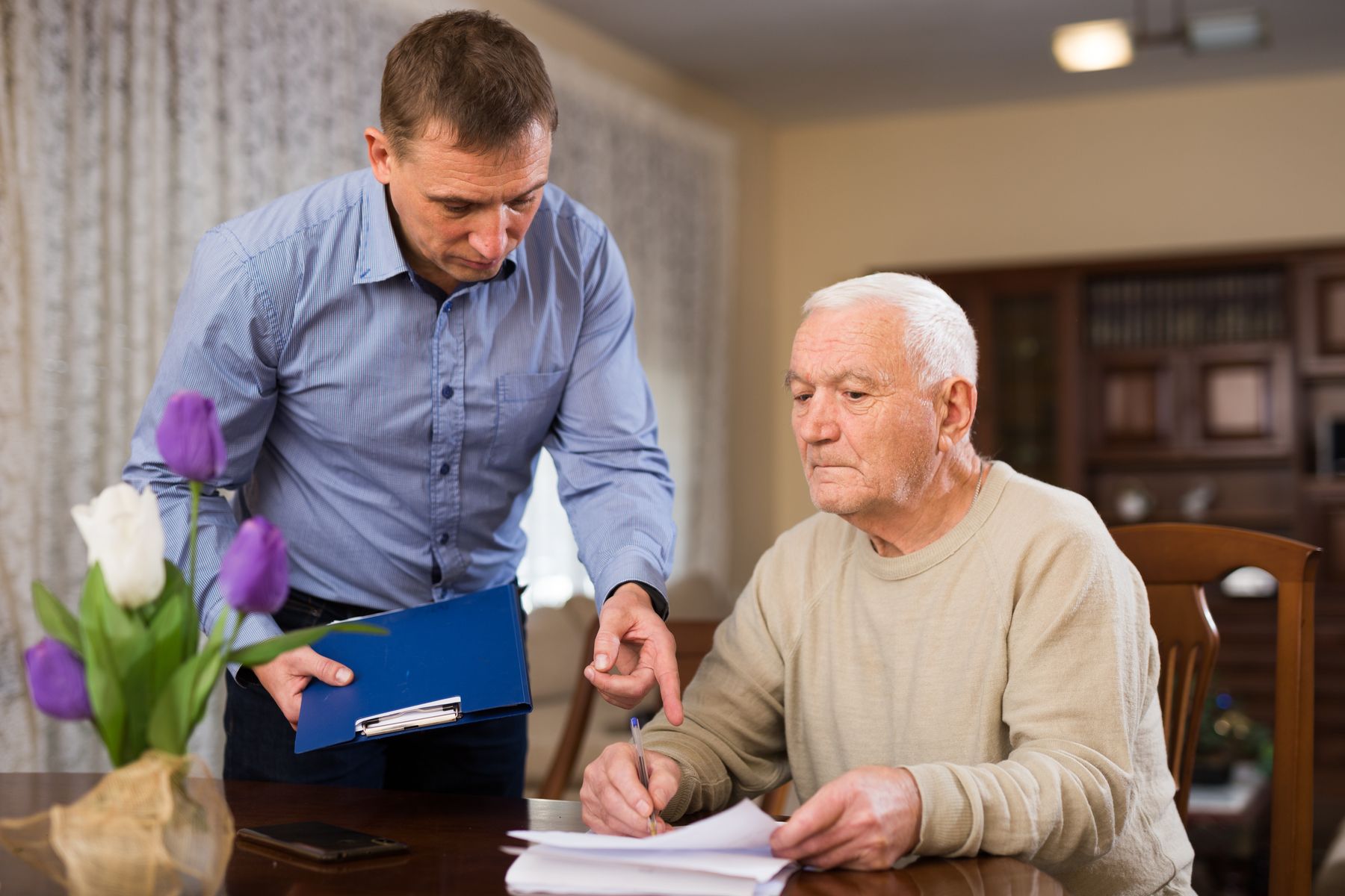 Senior qui se renseigne sur ce qu'est la pension de réversion