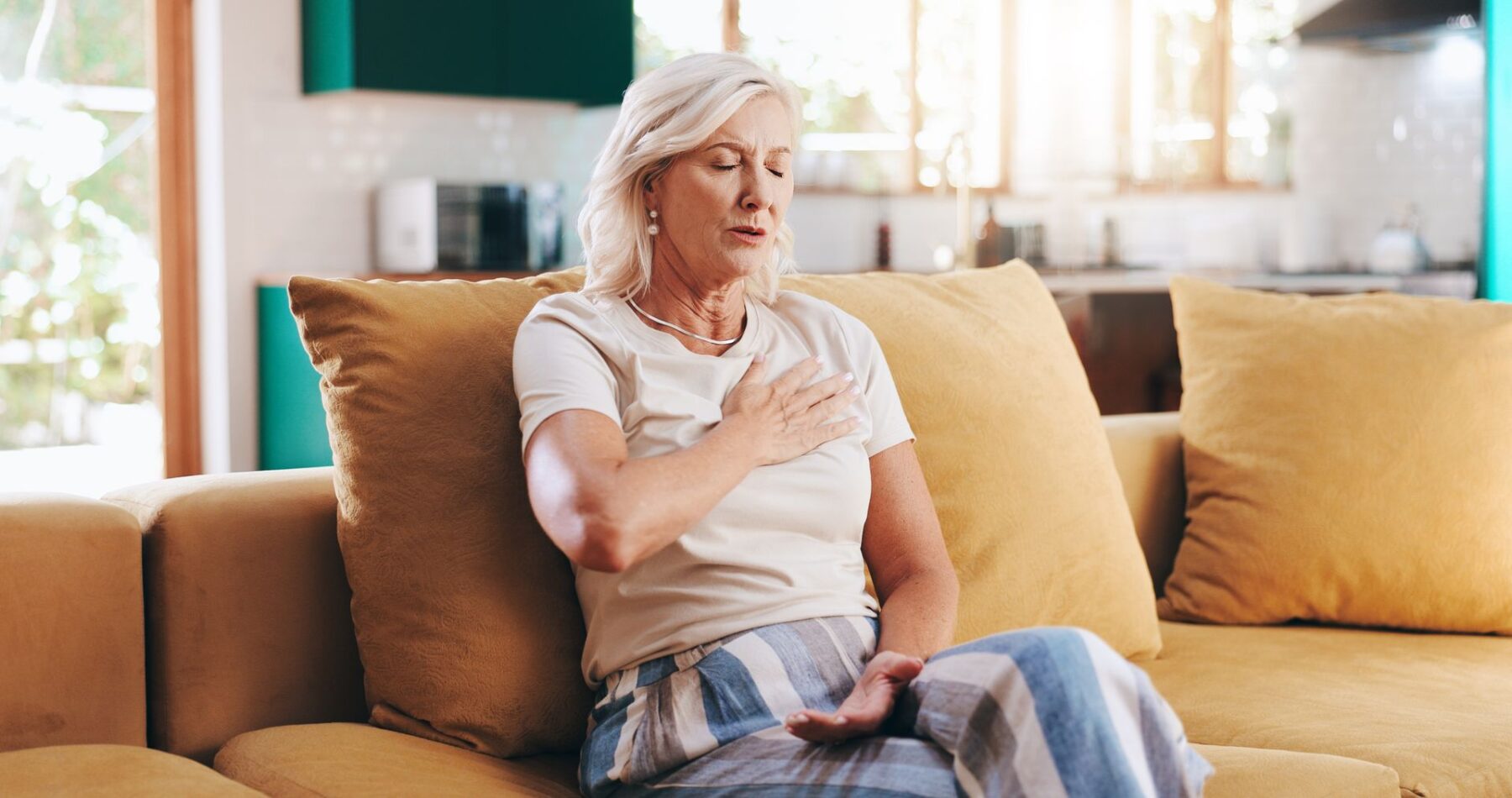 Senior qui ressent les symptômes de la fibromyalgie