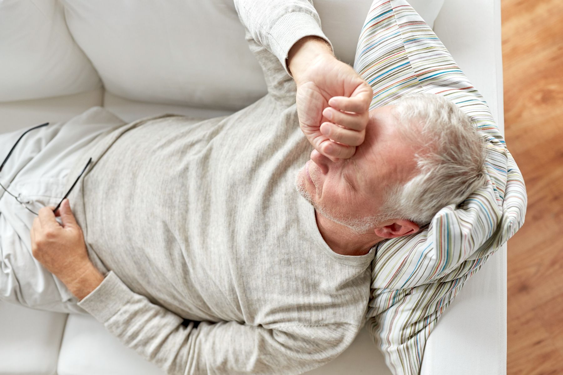 Senior qui ressent une fatigue persistante et des douleurs diffuses à cause de la fibromyalgie