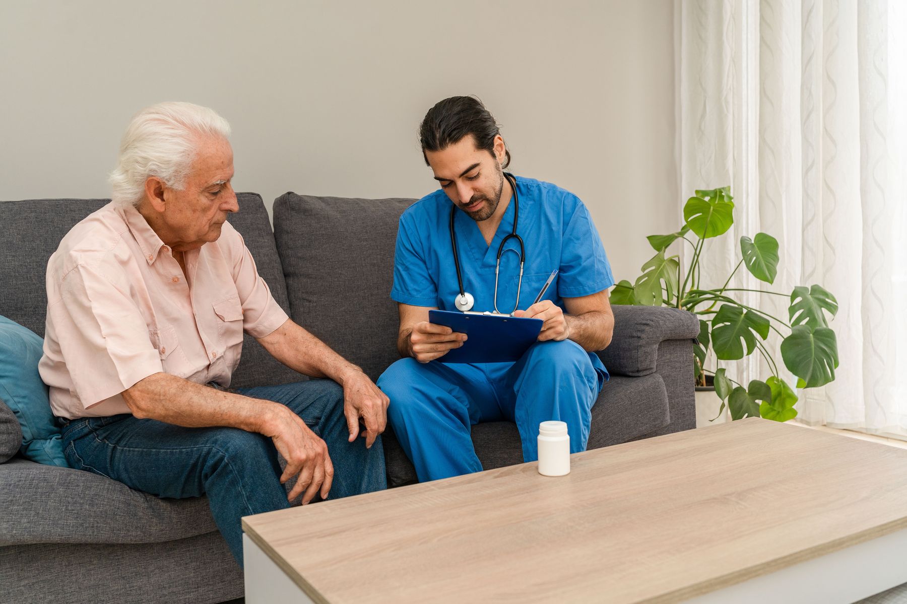 Senior qui consulte un médecin pour avoir un diagnostique sur son état