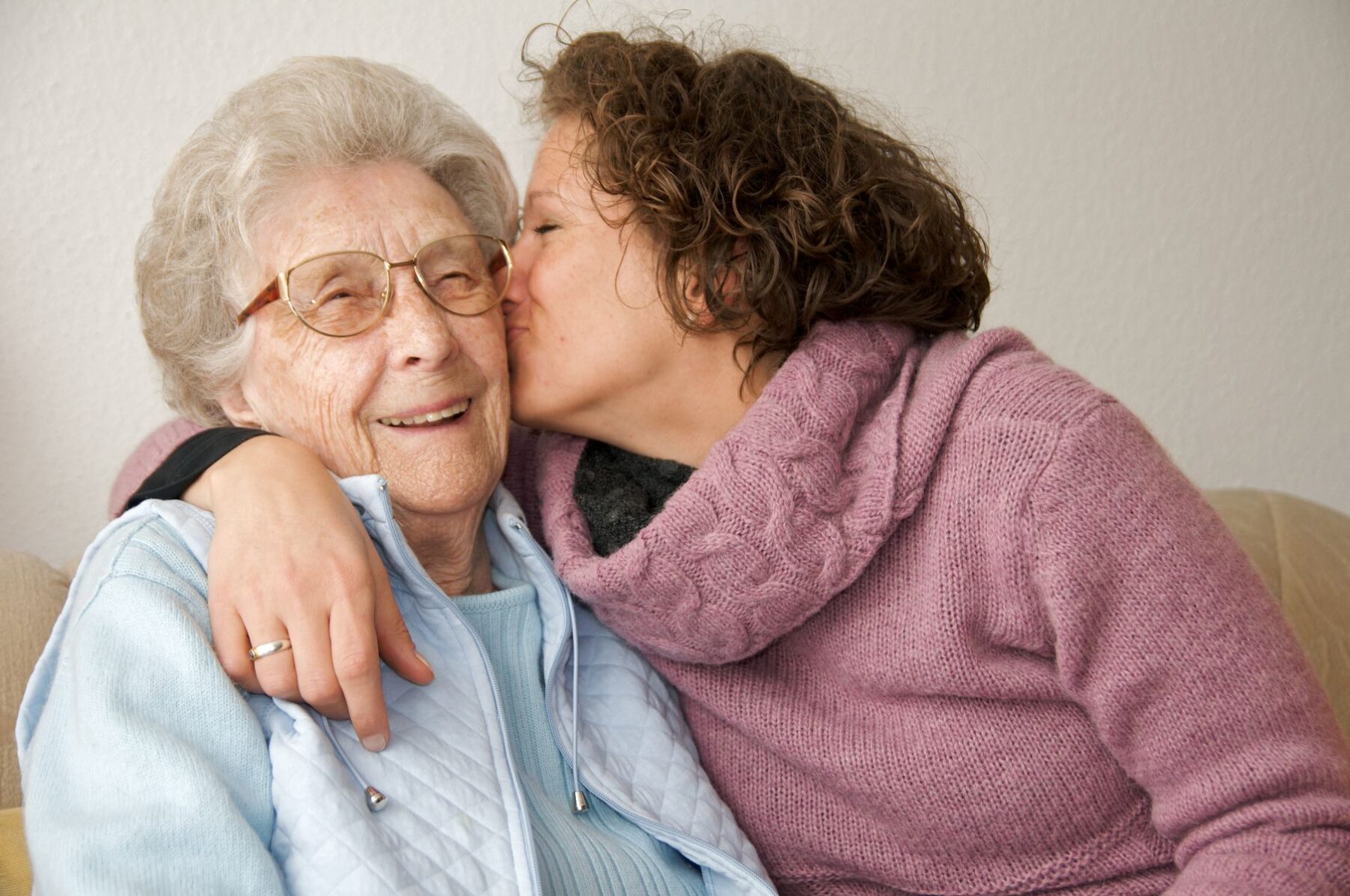 Femme qui fait preuve de compréhension pour calmer anxiété et angoisse de son proche atteint d'Alzheimer
