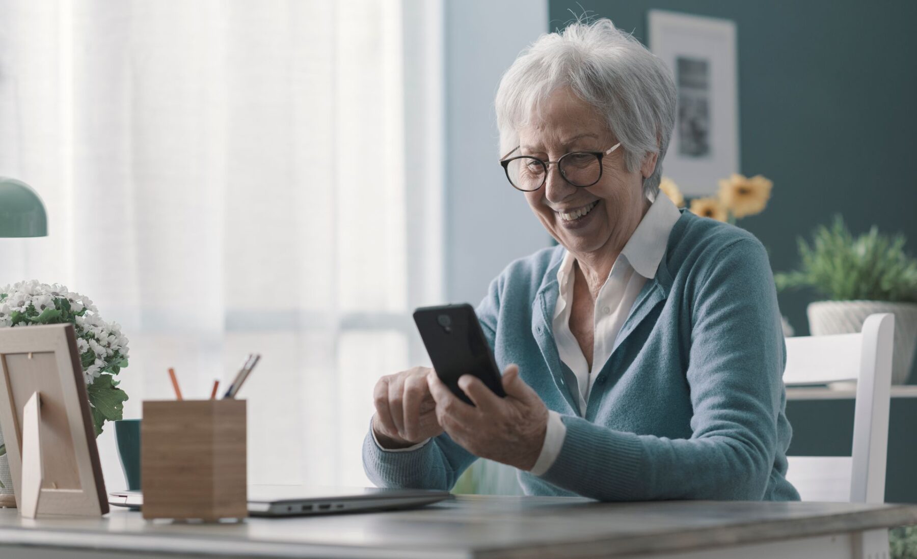 Senior qui vérifie régulièrement la liste des places disponibles en EHPAD