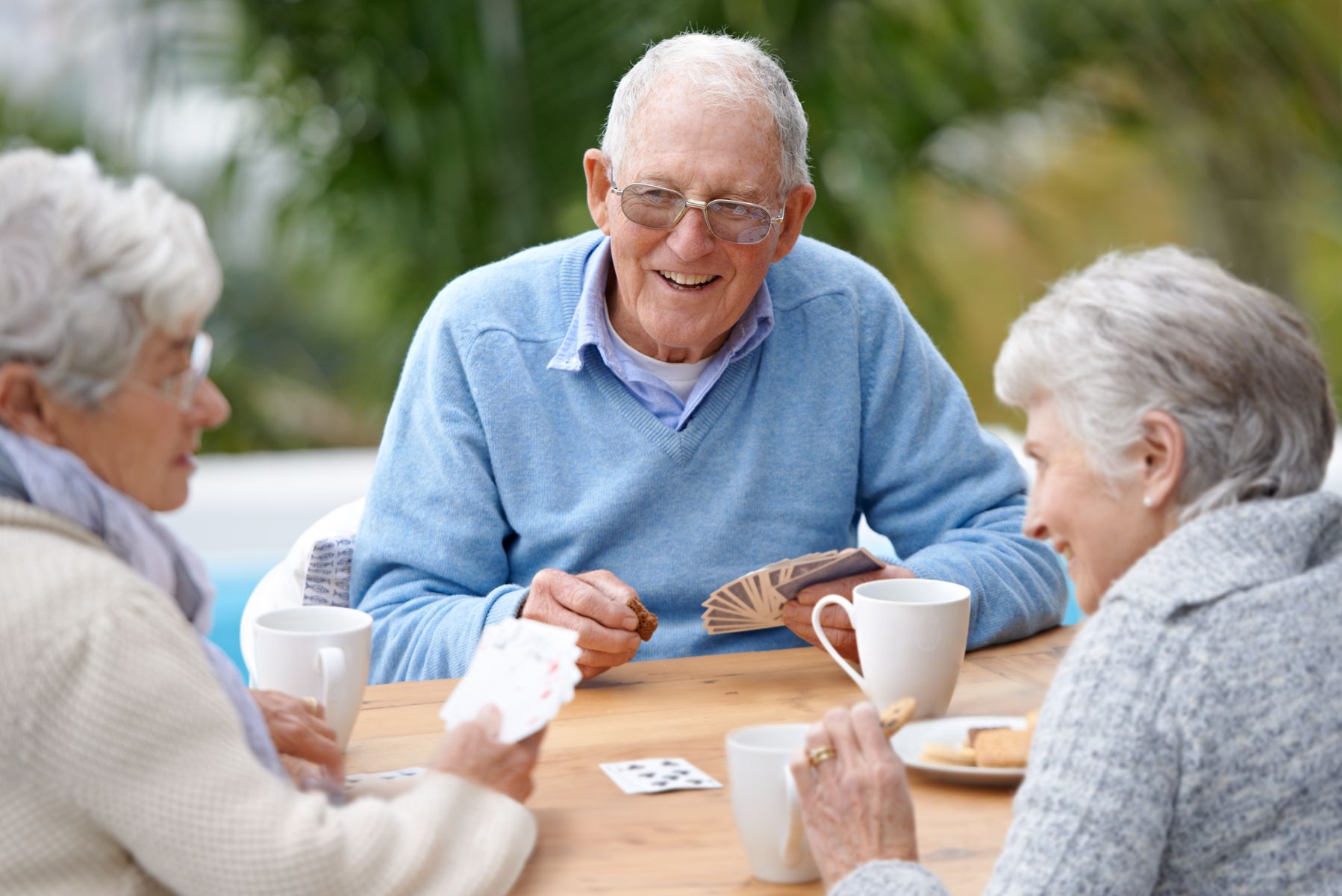 Senior jouant aux cartes pour travailler sa mémoire