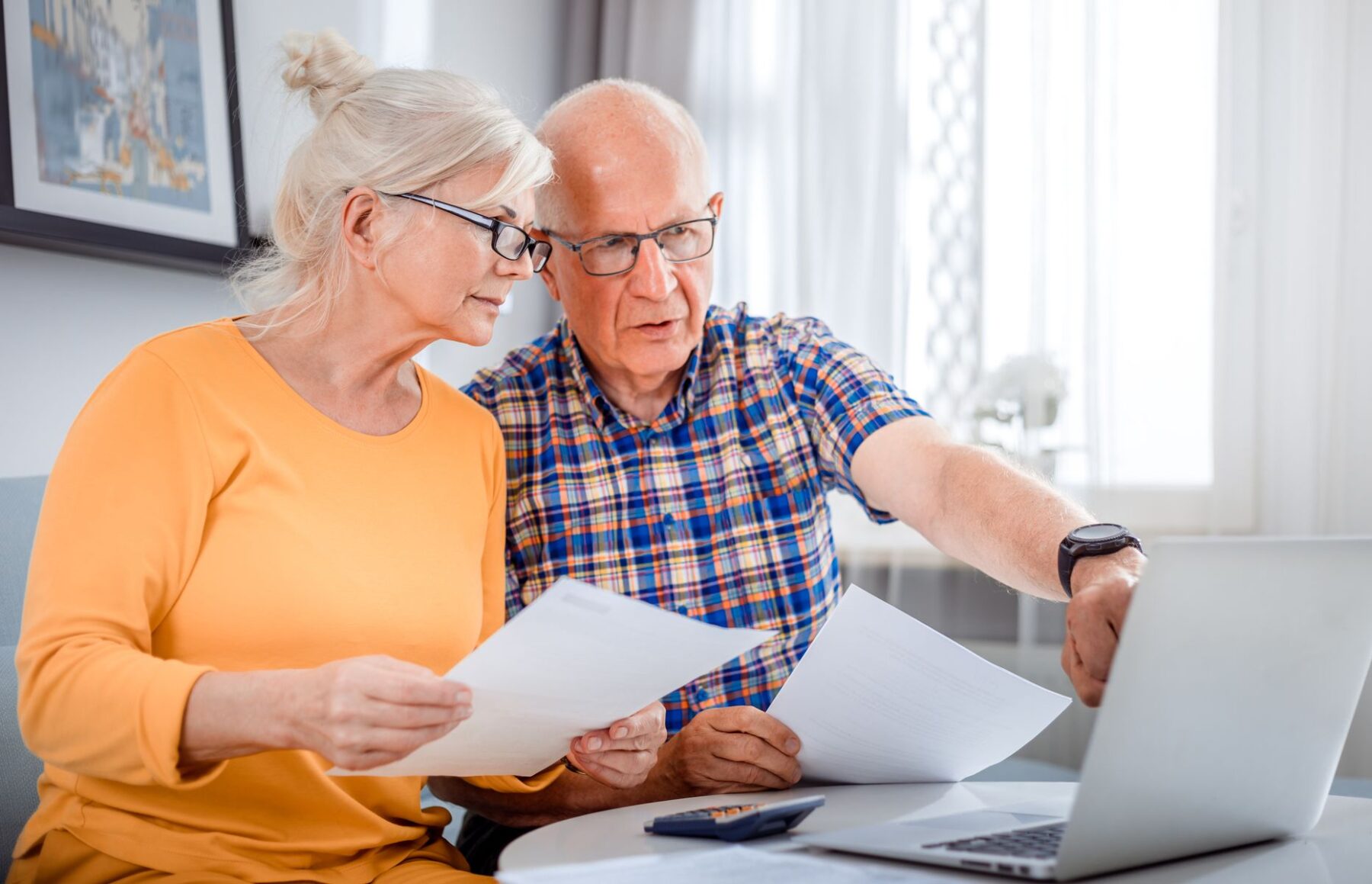 Couple de seniors établissant un dossier d'APA en EHPAD