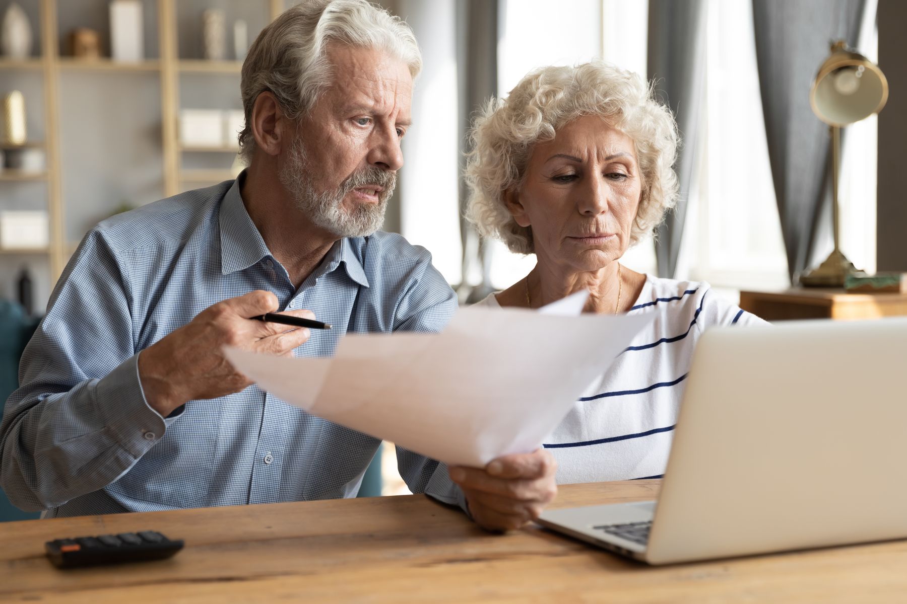 seniors découvrant les aides pour un EHPAD
