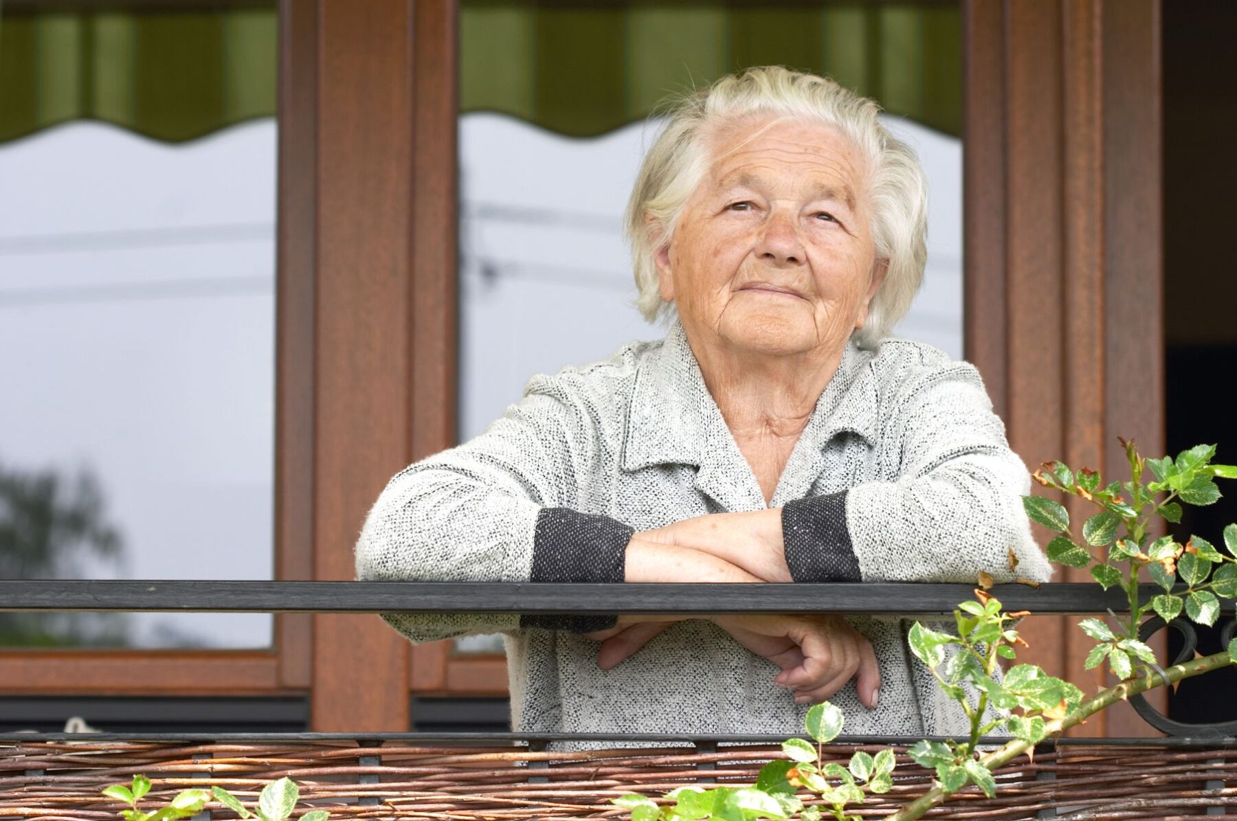 Senior au calme dans son habitation en village seniors