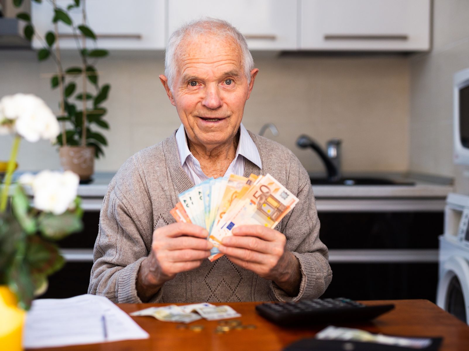 Senior qui monte un dossier d'aides financières pour entrer en EHPAD