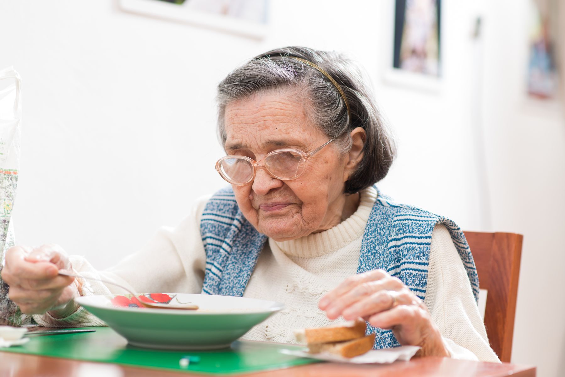 Senior prenant son repas chez elle