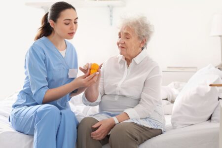 Comment savoir si mon parent a besoin d’aide à domicile ou d’un EHPAD