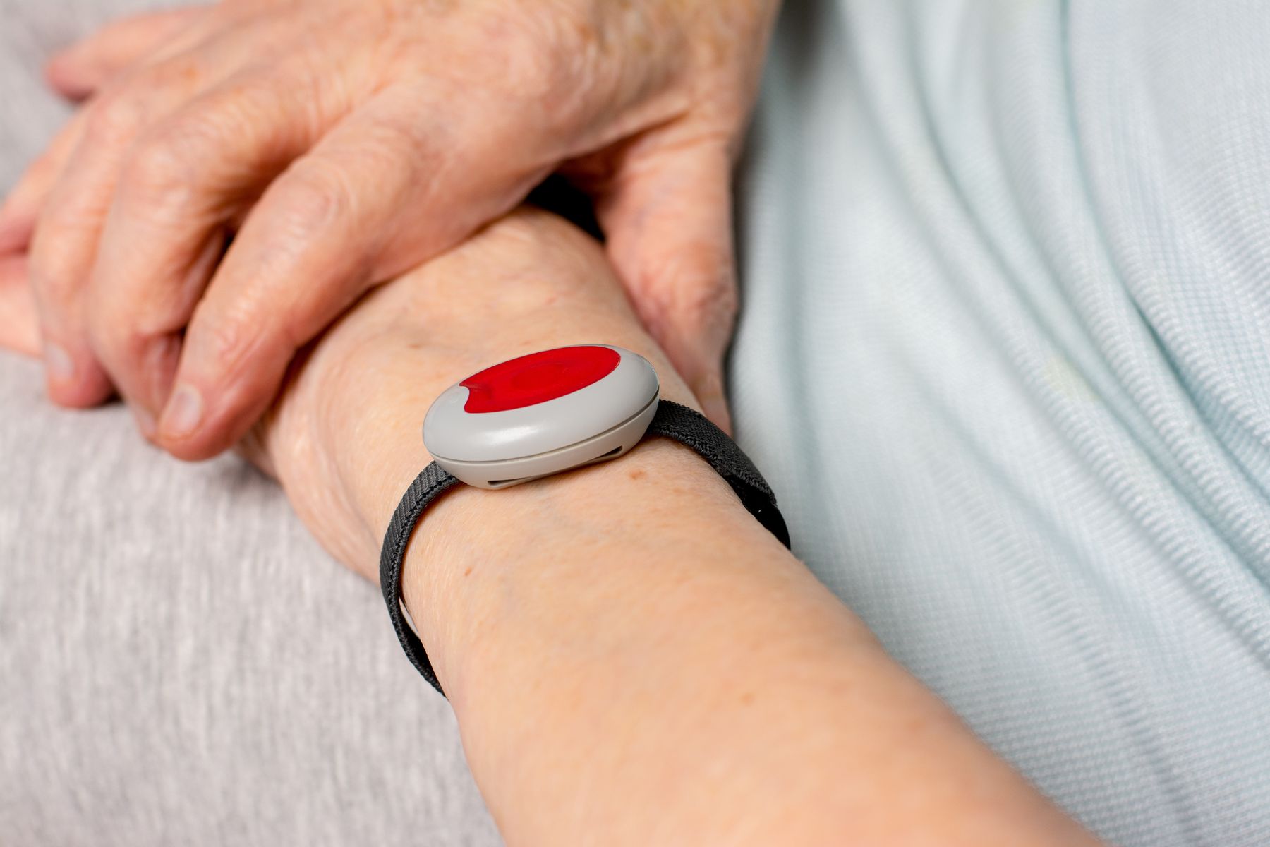 Bracelet de téléassistance pour prévenir les risques