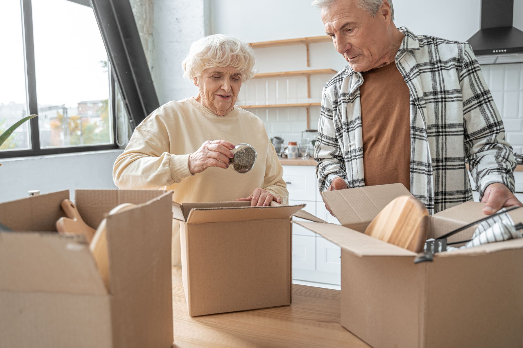 Senior qui emporte des objets qui la rassure pour son déménagement