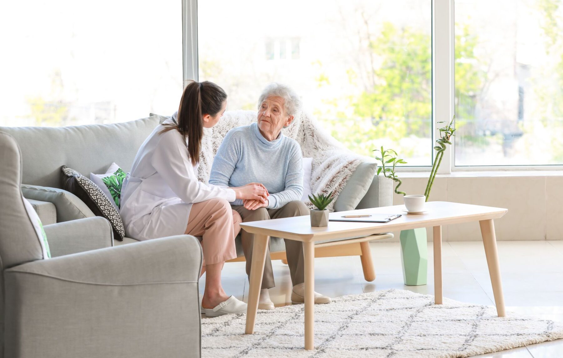 Senior qui bénéficie d'une aide à domicile pendant l'été