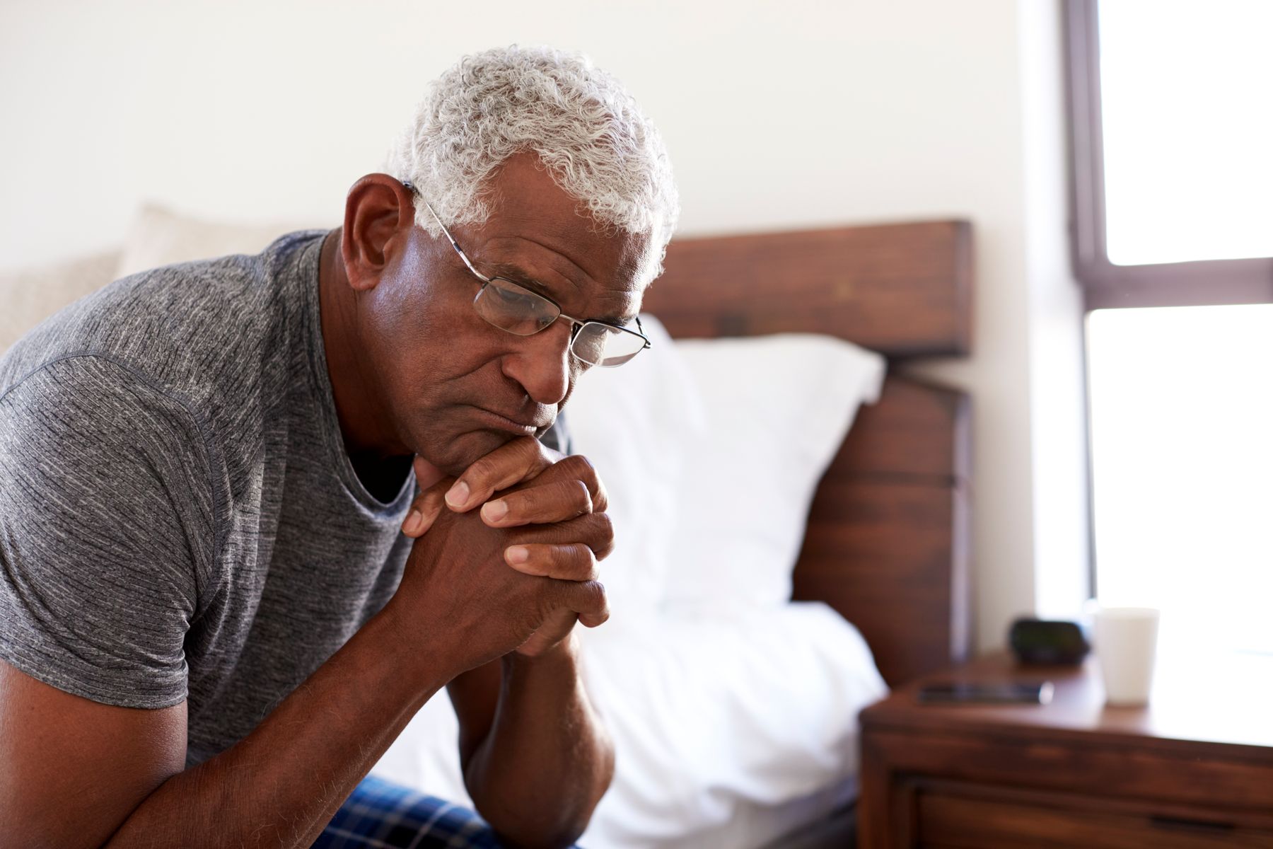 Senior qui fixe le vide, comme si plus rien ne l’atteignait, signe de micro-rupture