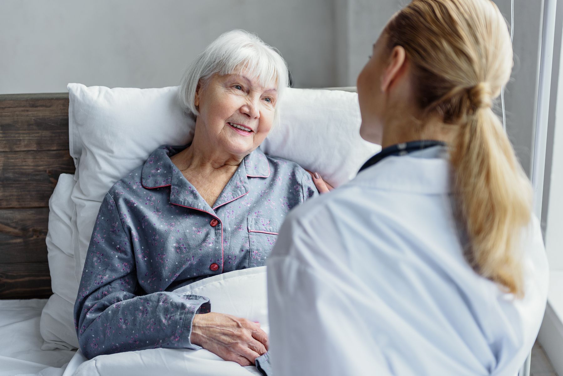 Senior orientée vers un hébergement permanent en SSR à la sortie de l'hôpital