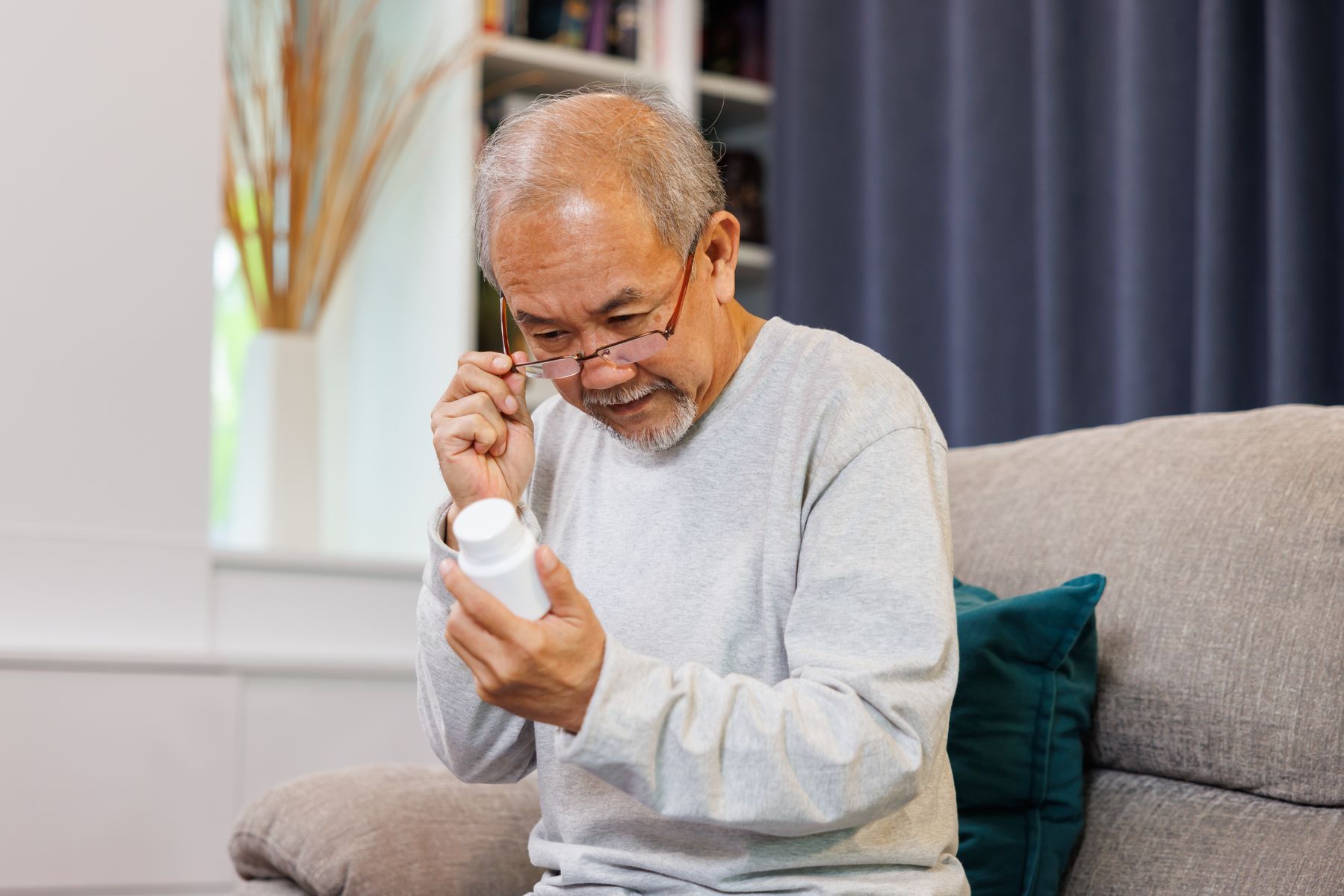 Senior se renseignant sur les effets secondaires de ses médicaments