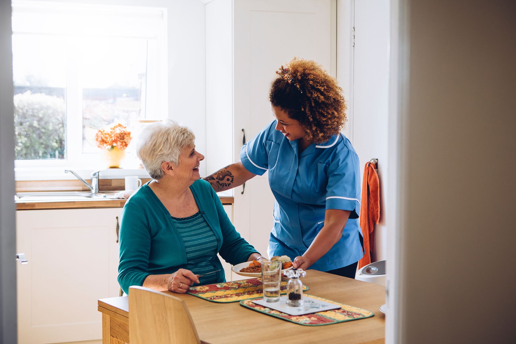 Senior profitant des services à la carte dans un village senior