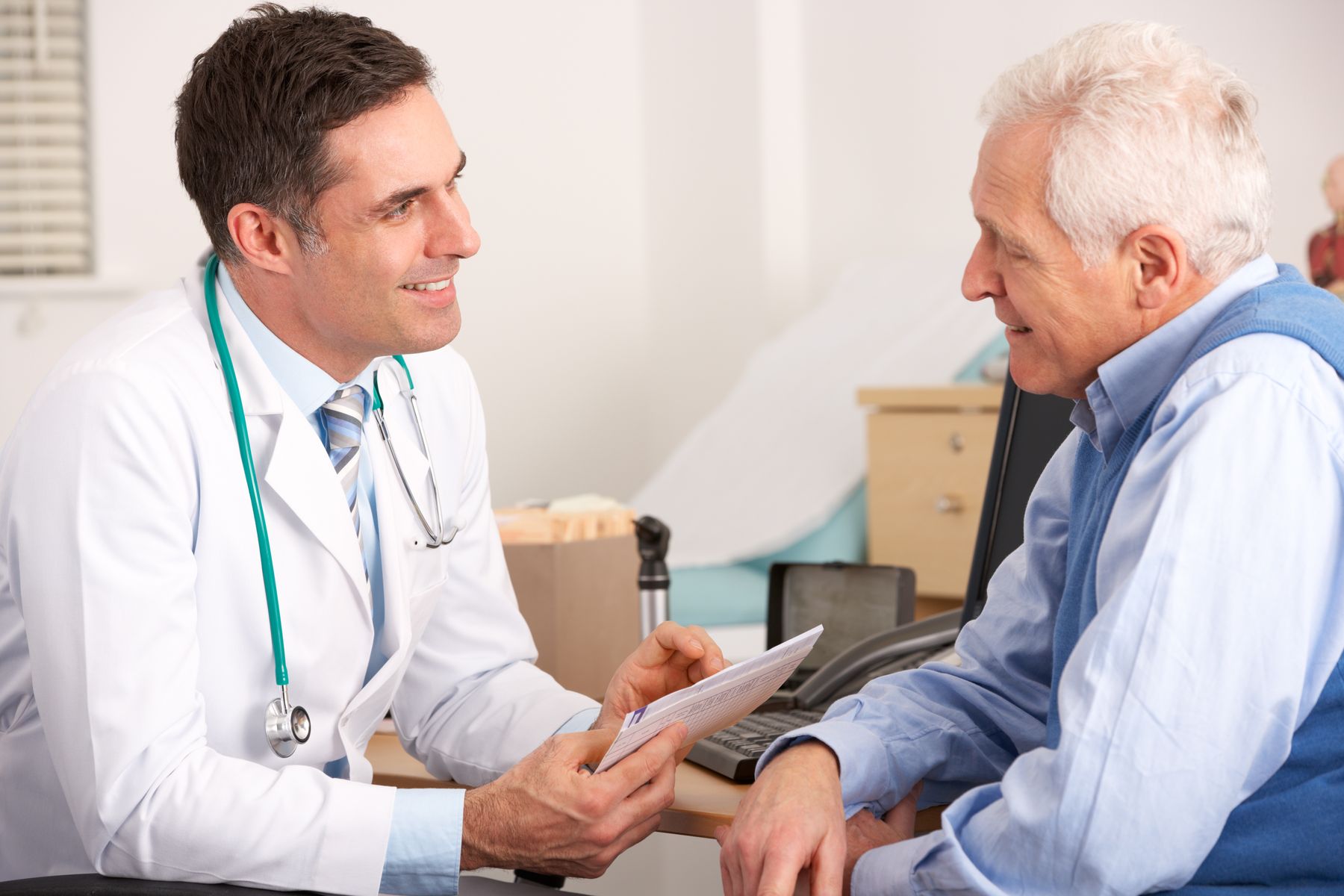 Senior qui passe des examens avec son médecin pour entrer en EHPAD