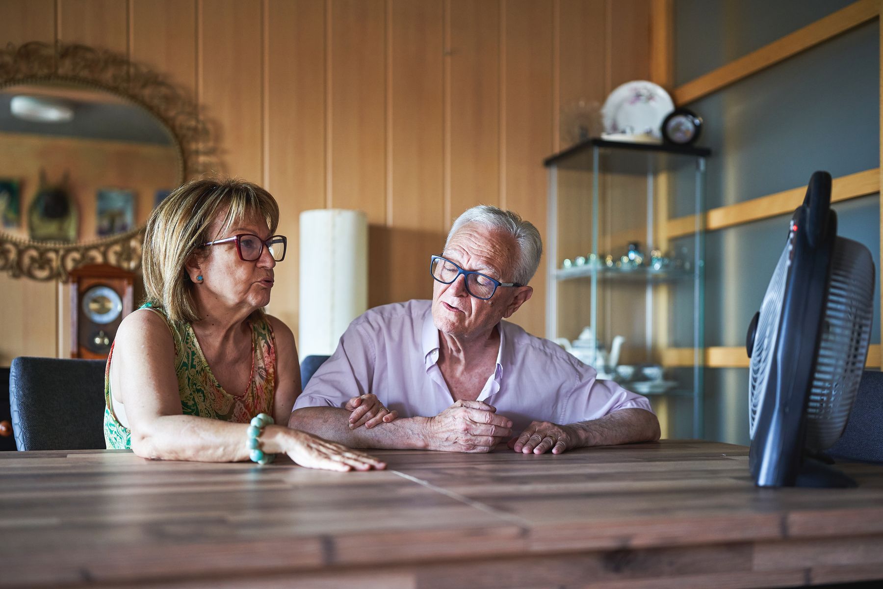 Senior accompagné pour affronter la canicule