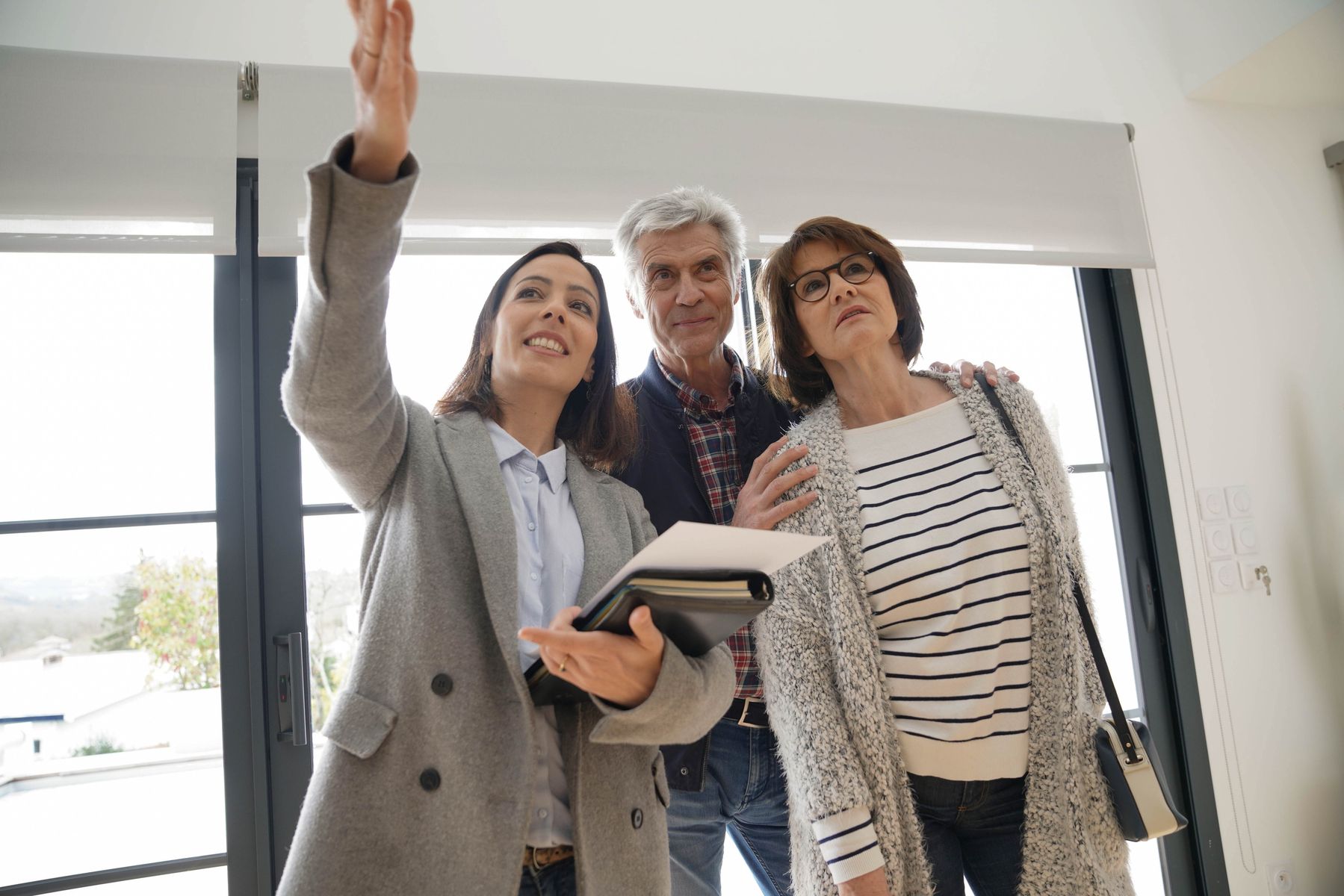 Senior et aidant qui visitent une résidence senior