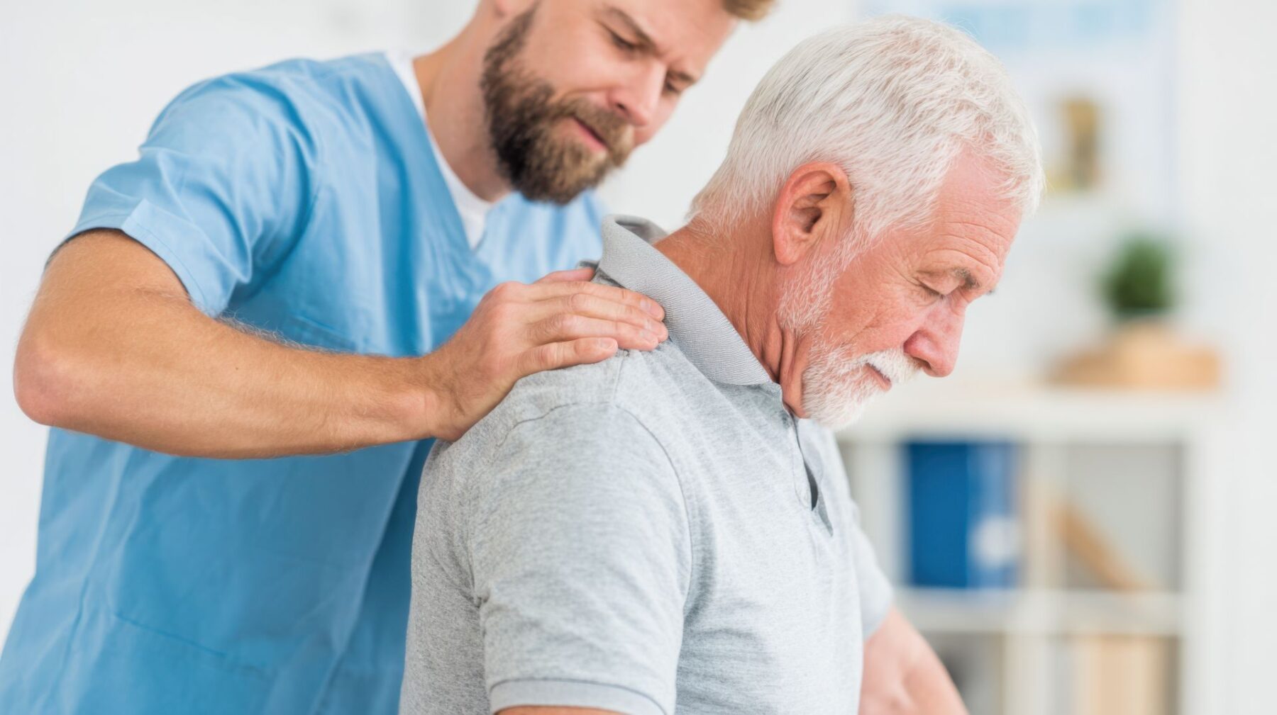Senior qui sollicite un médecin spécialiste en médecine physique réadaptation